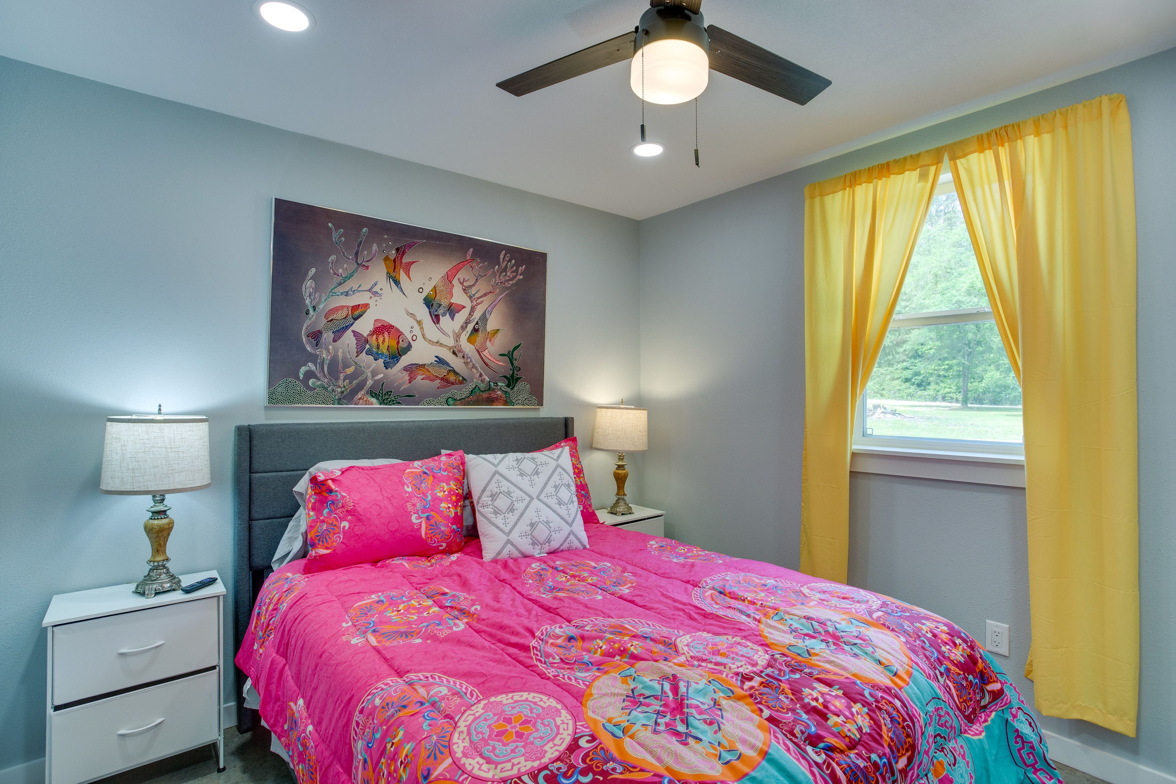 Bedroom 2 | Queen Bed | Smart TV | Hangers