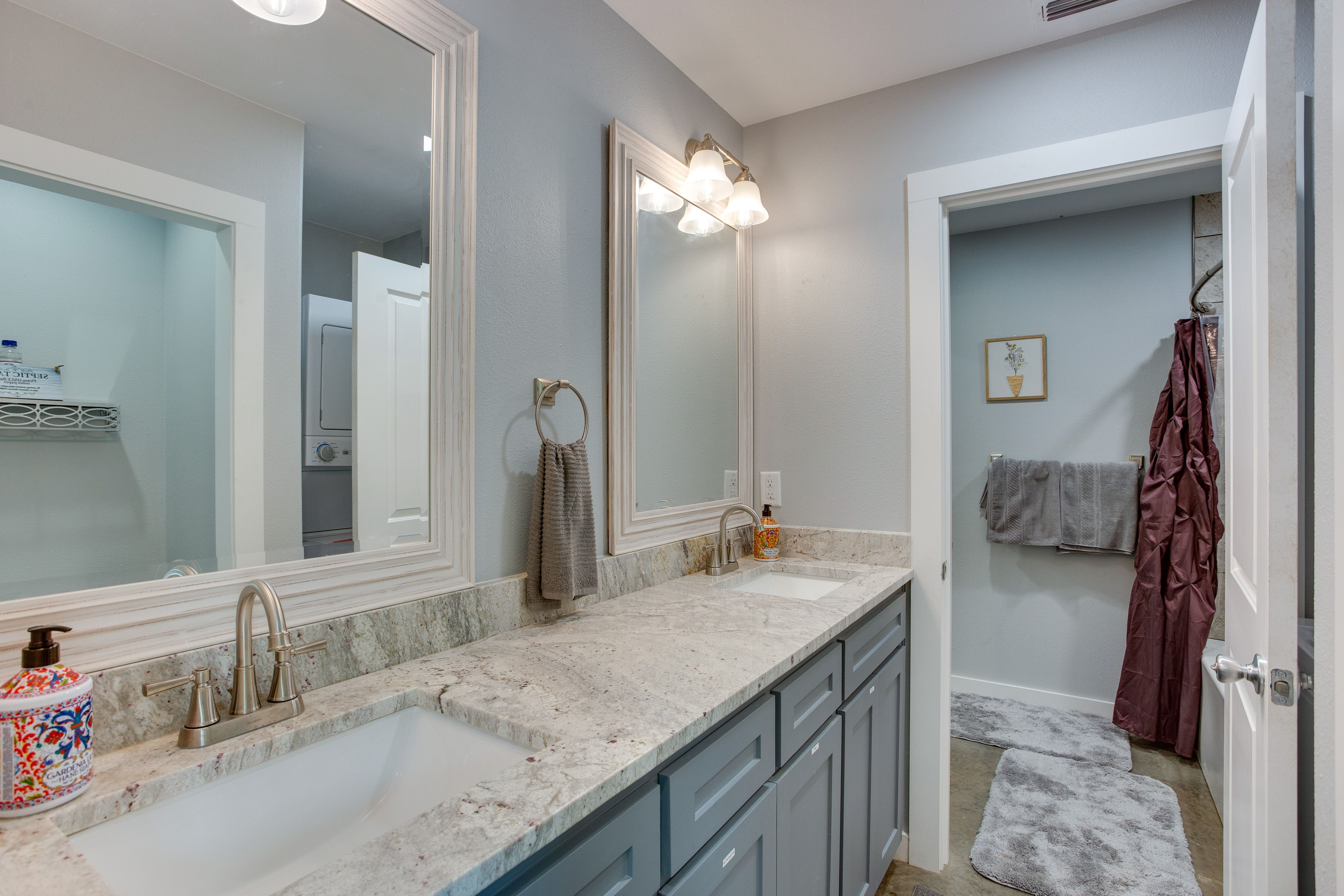 Full Bathroom | Towels Provided | Complimentary Toiletries
