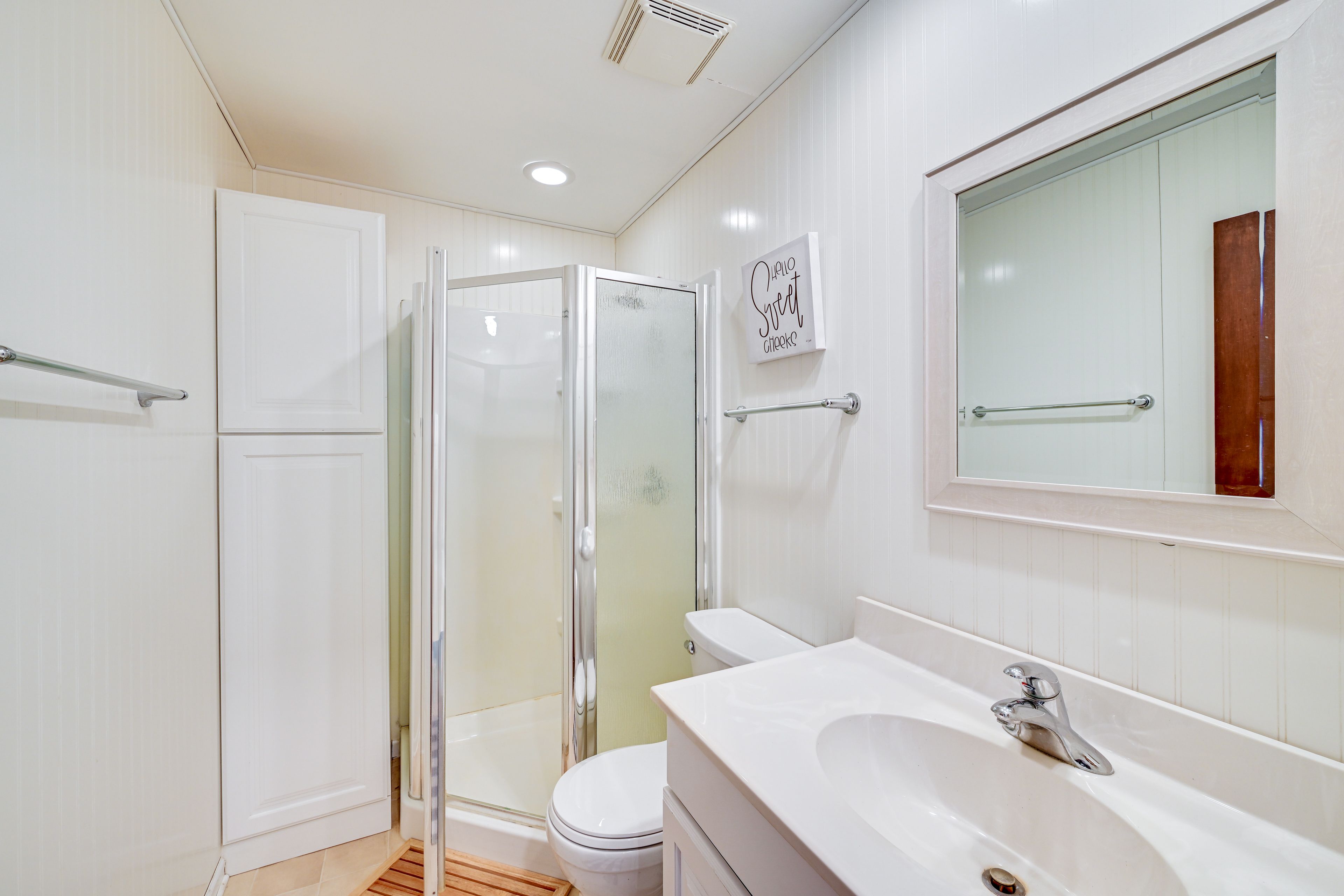Full Bathroom | 1st Floor | Complimentary Toiletries | Hair Dryer