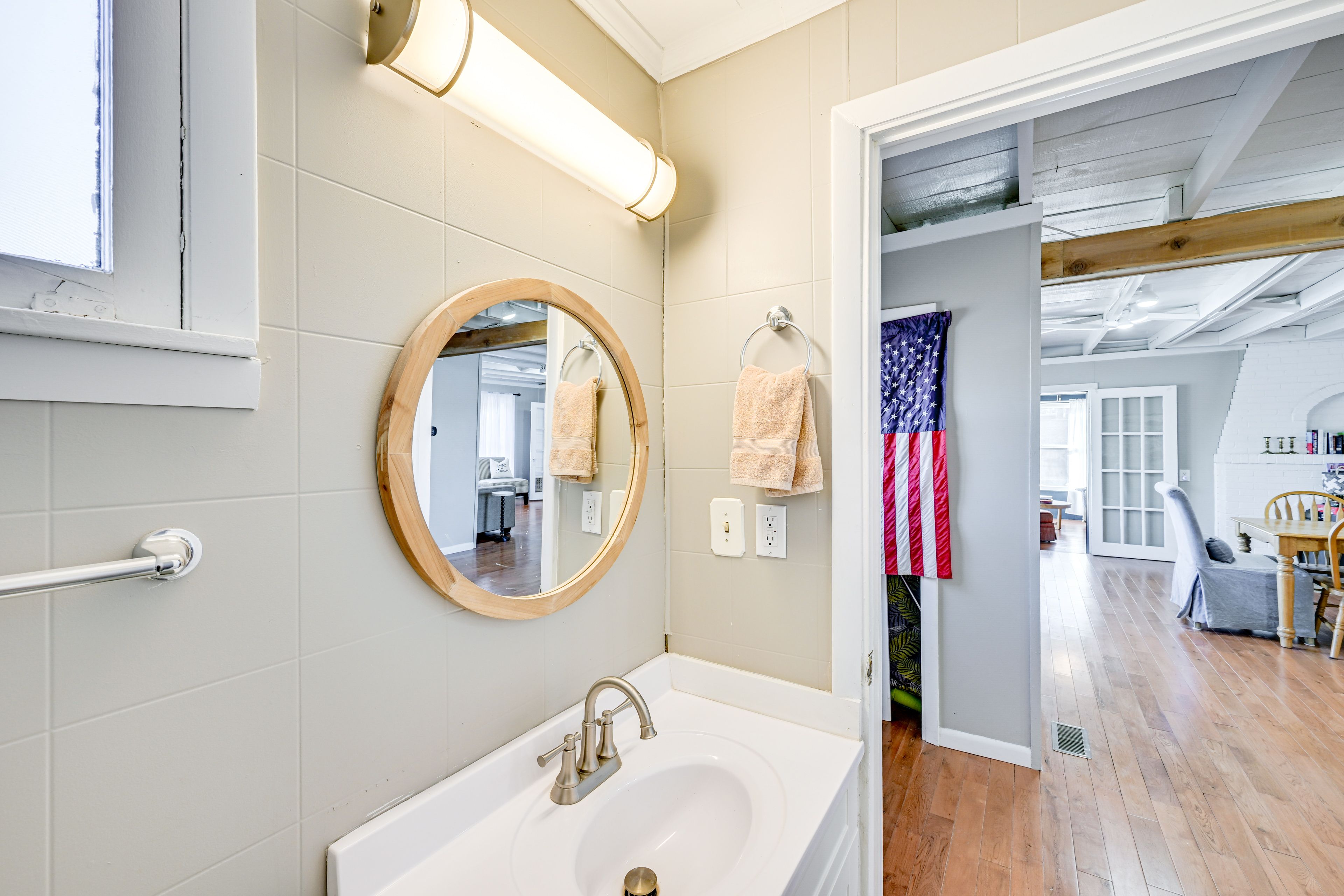 Half Bathroom | 1st Floor | Towels Provided