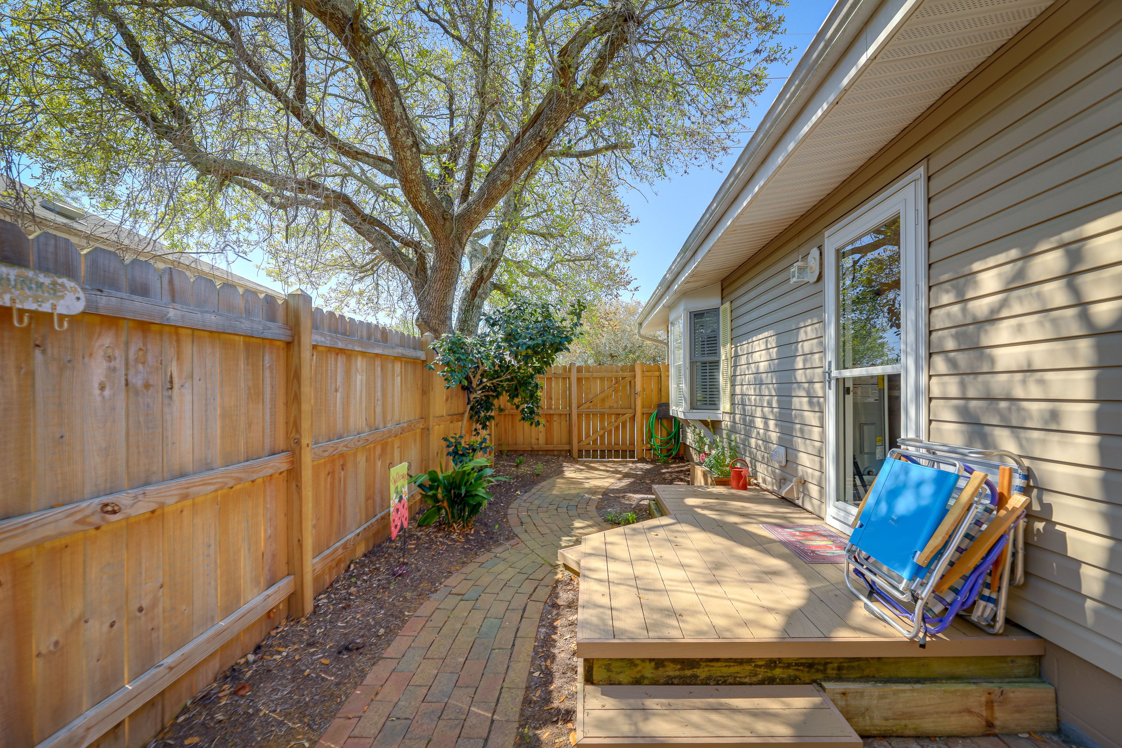 Side Entrance | Beach Chairs