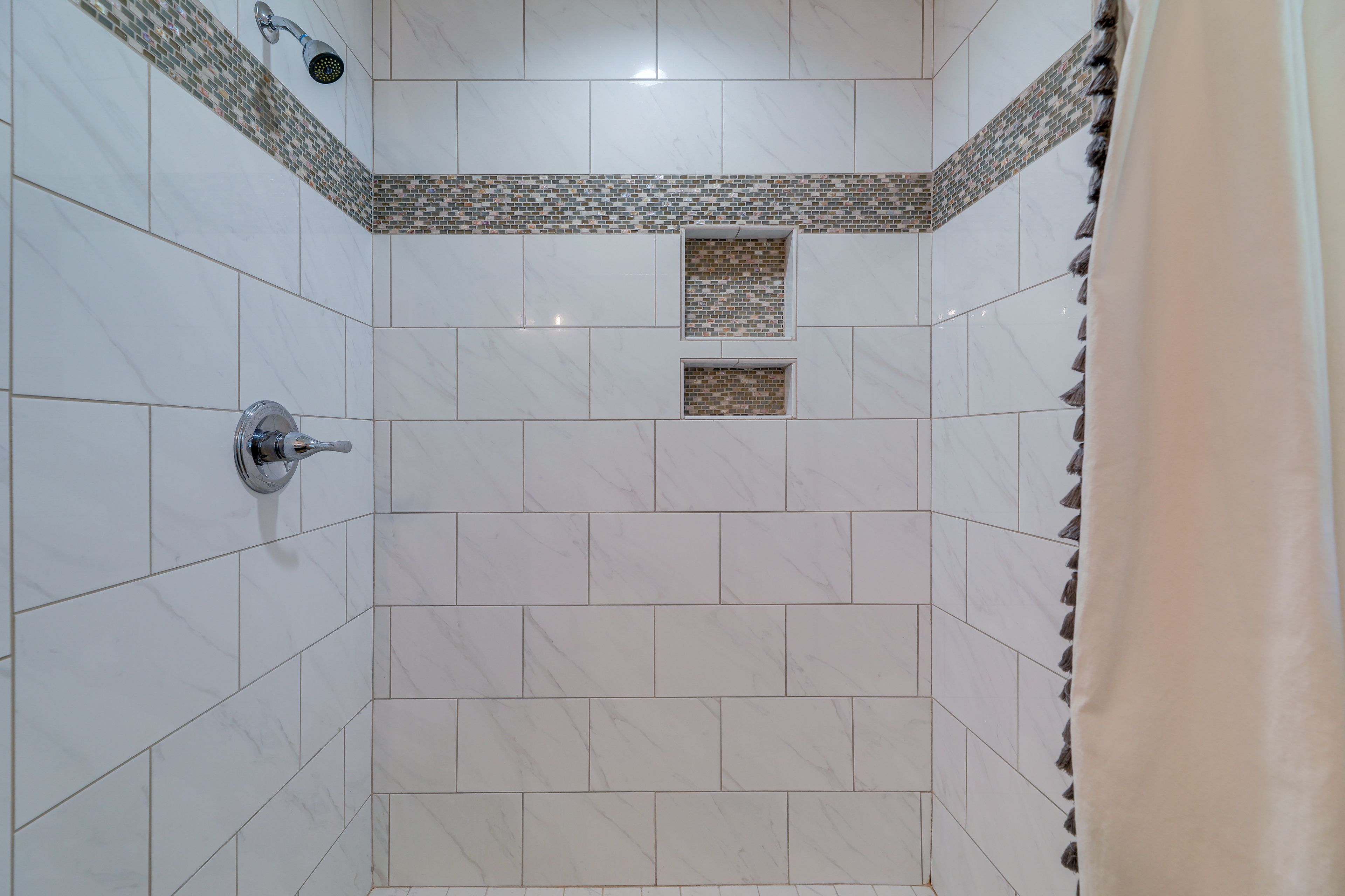 En-Suite Bathroom | Main Level | Towels Provided