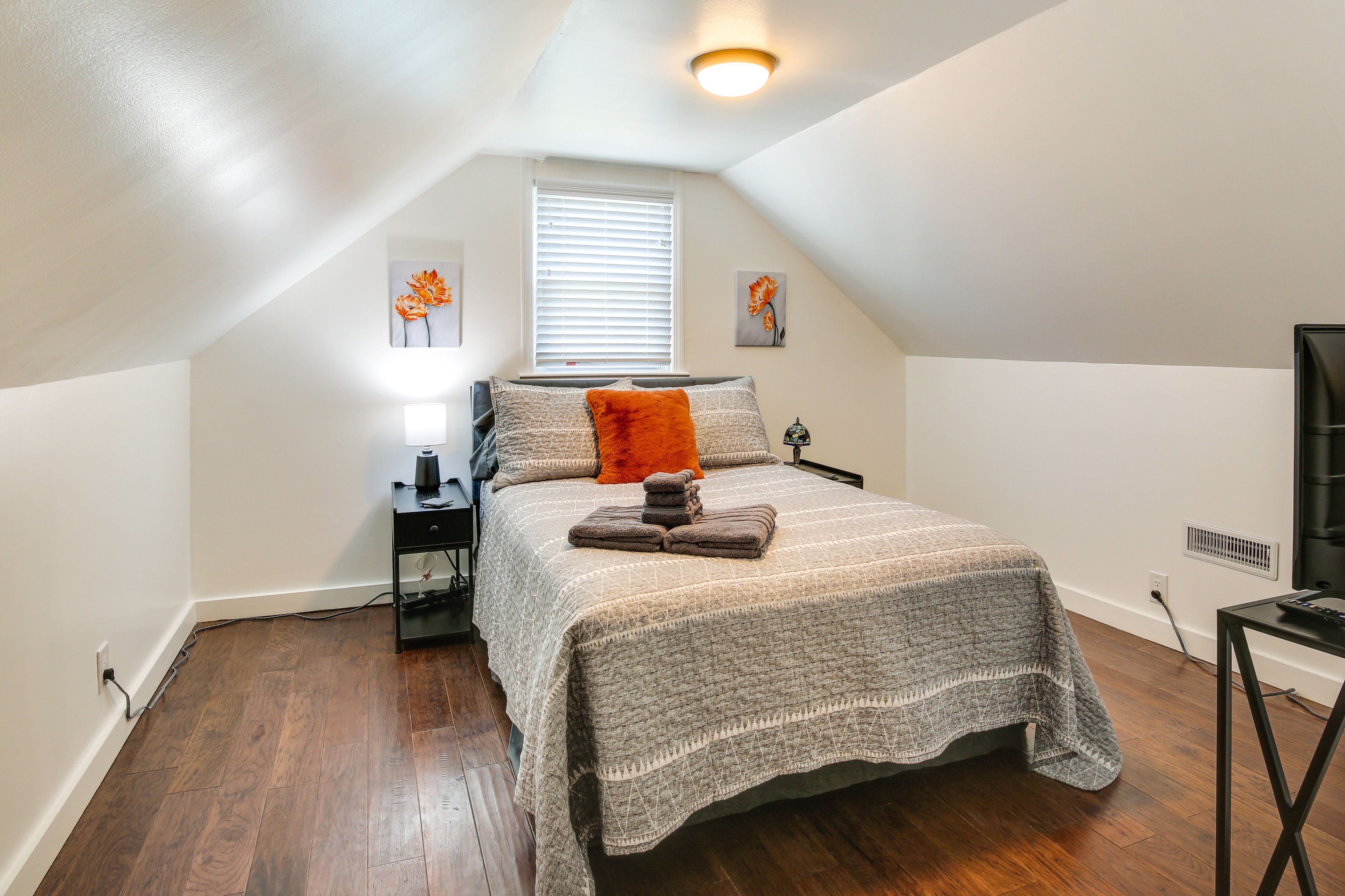Bedroom 2 | 2nd Floor | Full Bed | Smart TV