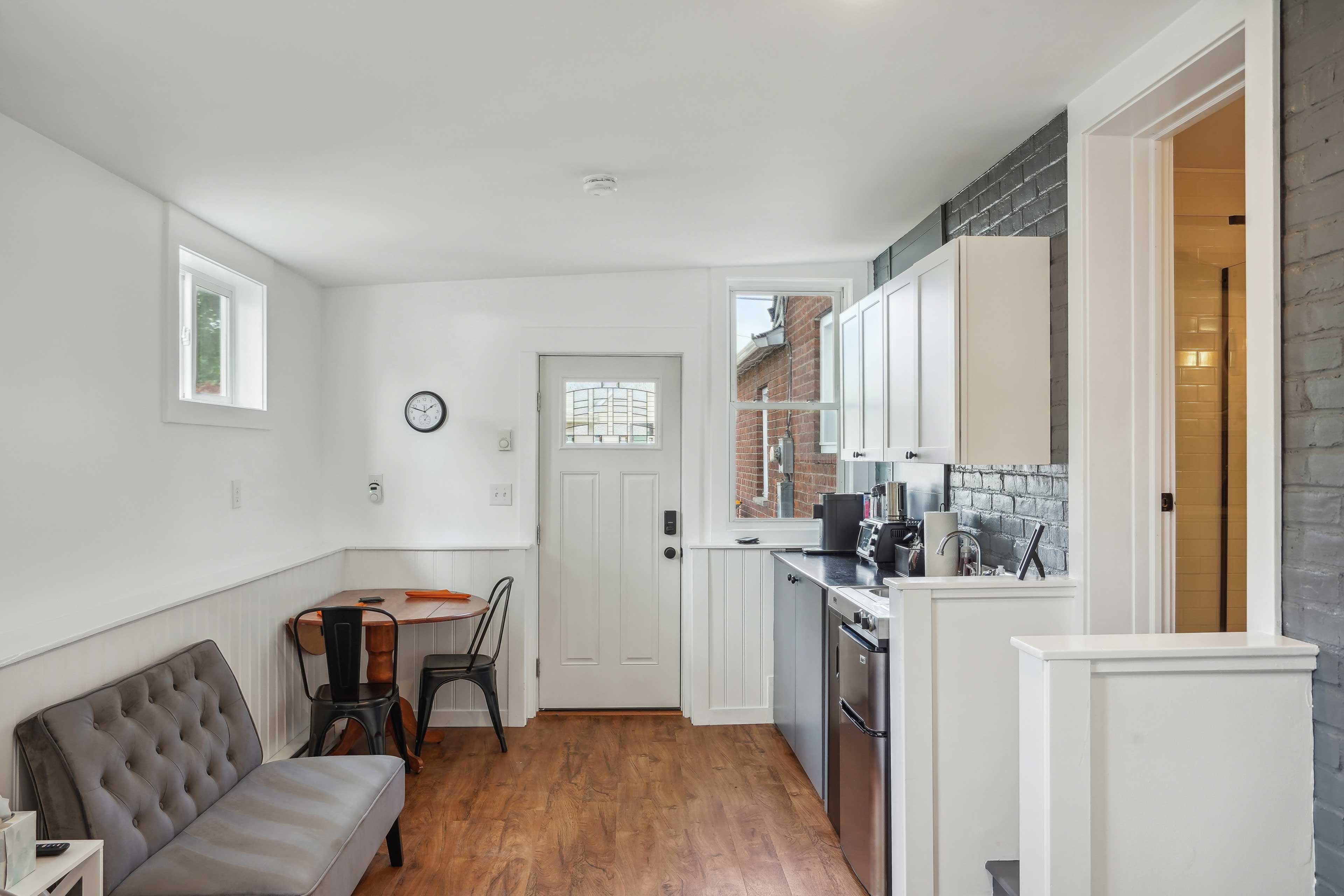 Studio | Queen Murphy Bed | Central Air Conditioning | DVD Player