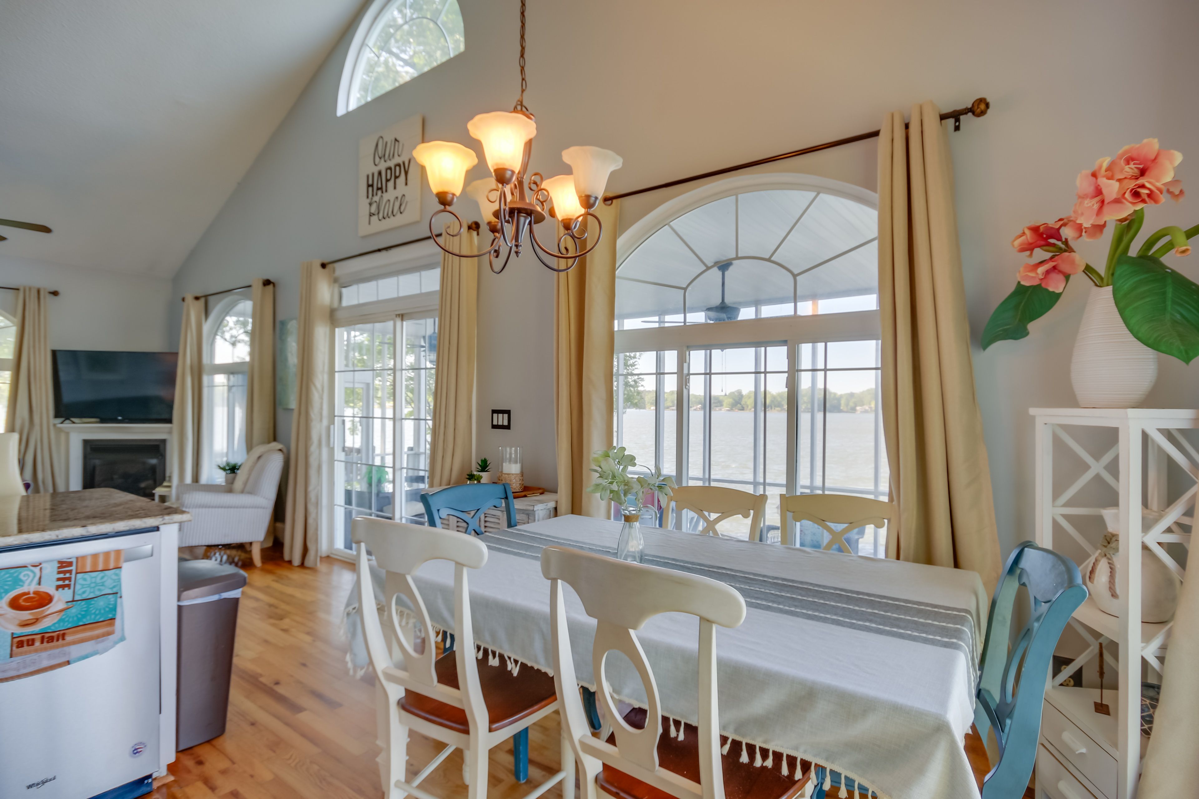 Dining Area | Dishware & Flatware Provided