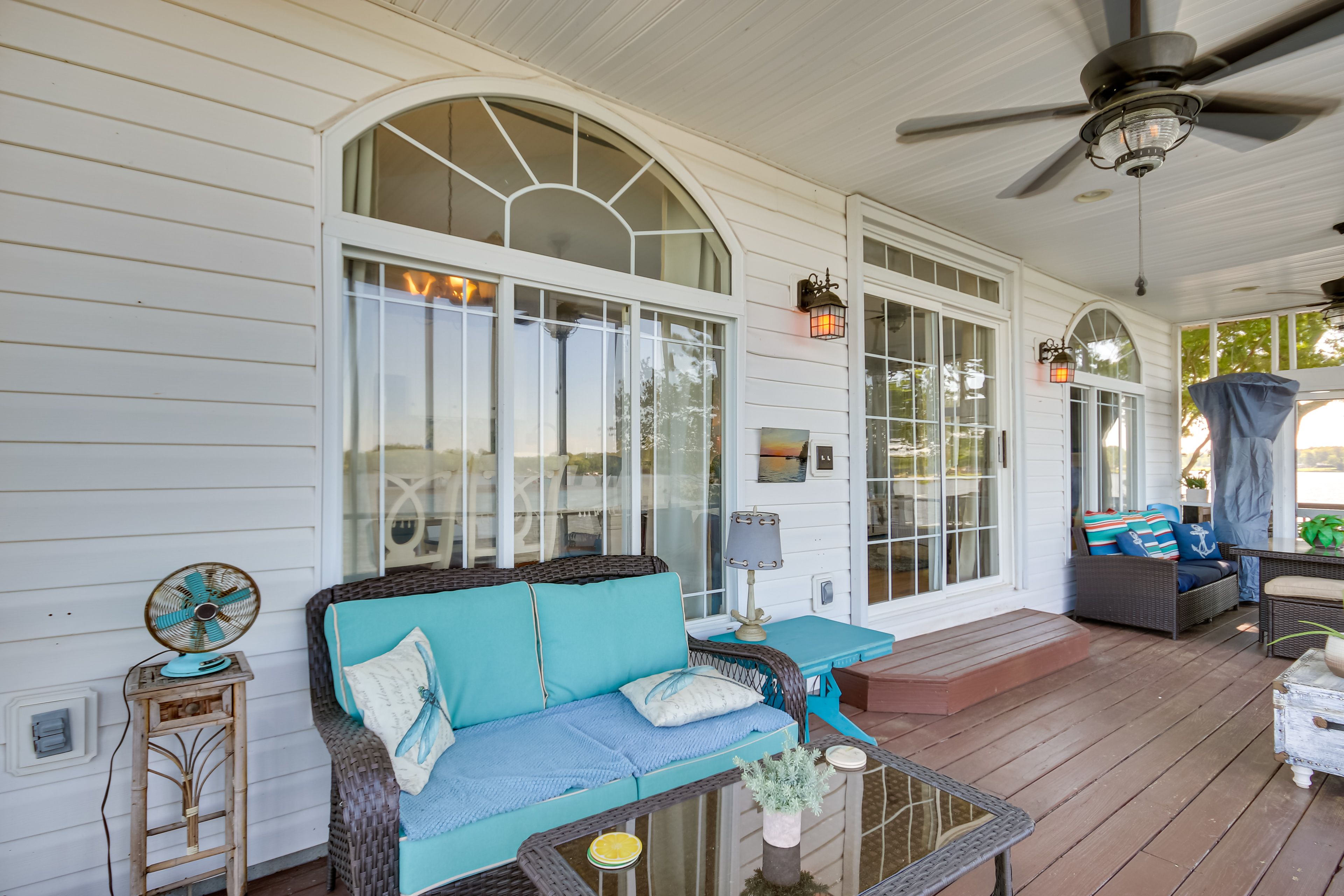 Screened-In Porch | Lakefront Views