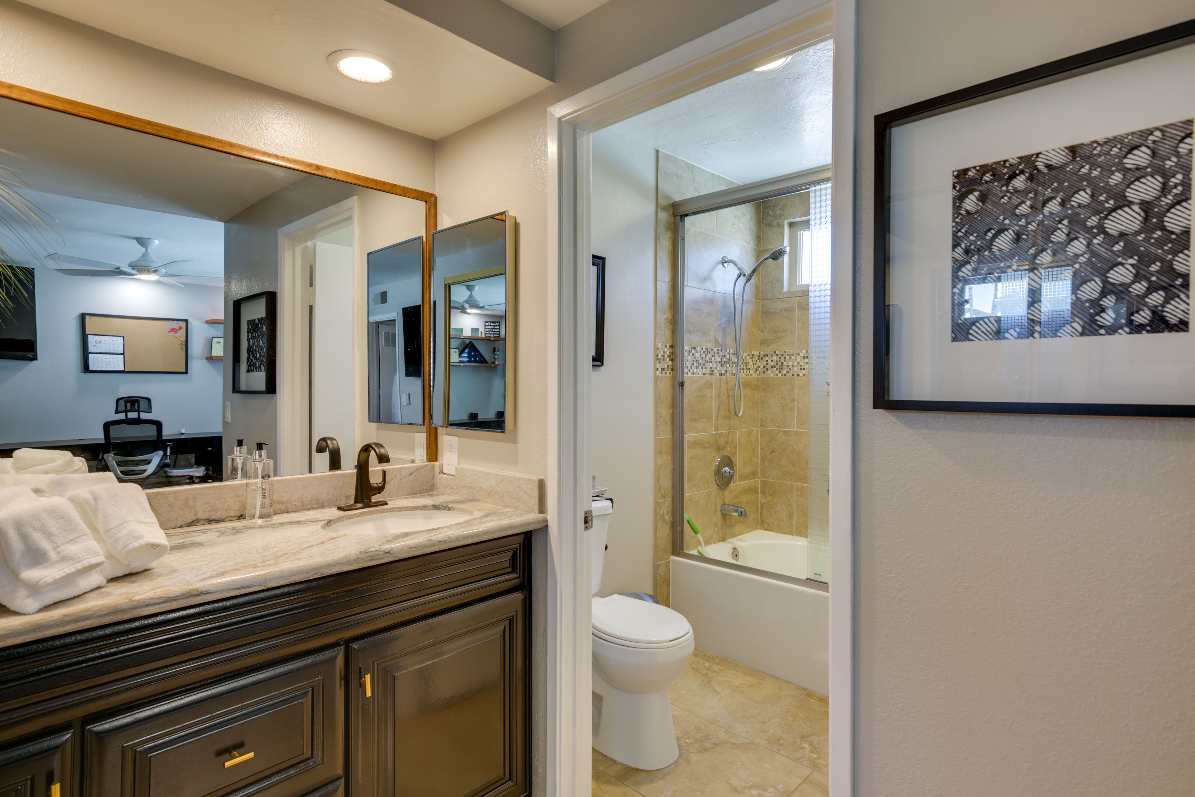 En-Suite Bathroom | Shower/Tub Combo | Towels Provided