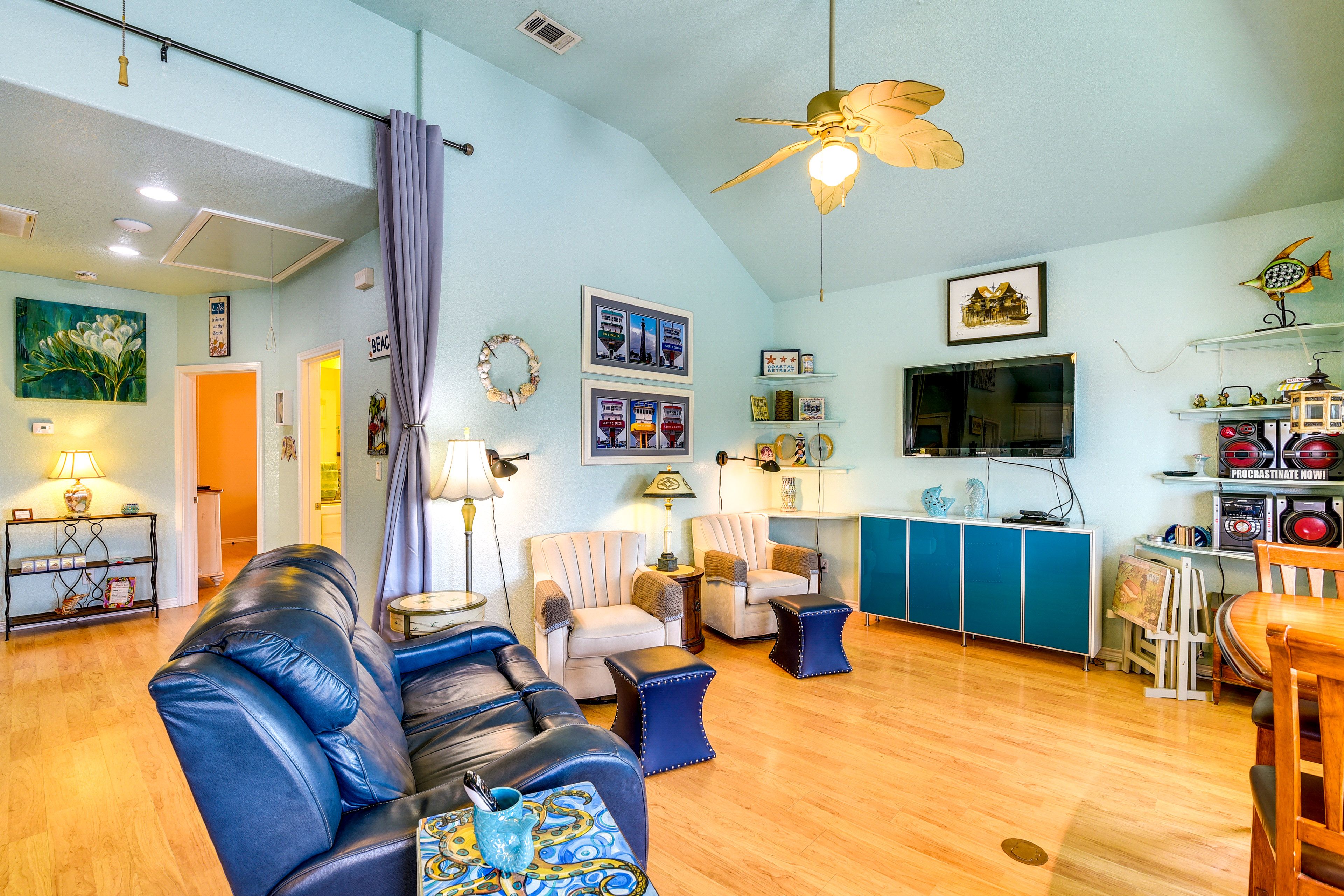 Living Space | Main Level | 3 Smart TVs | Free WiFi | Central A/C