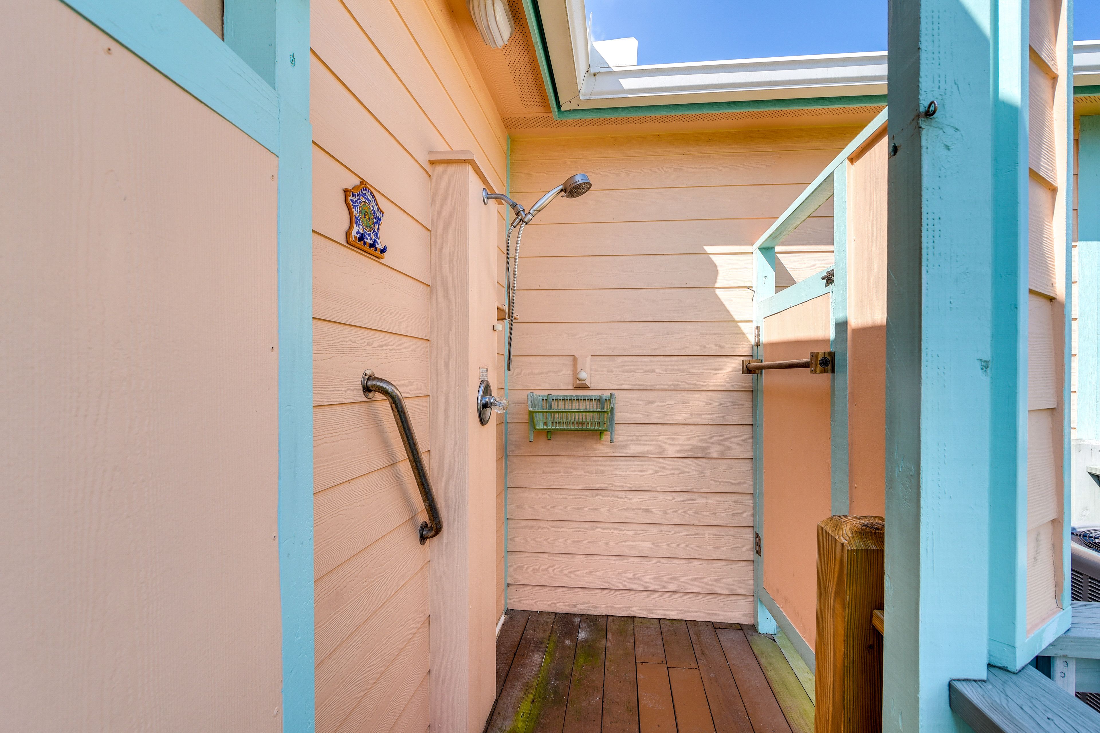 Outdoor Shower | Main Level