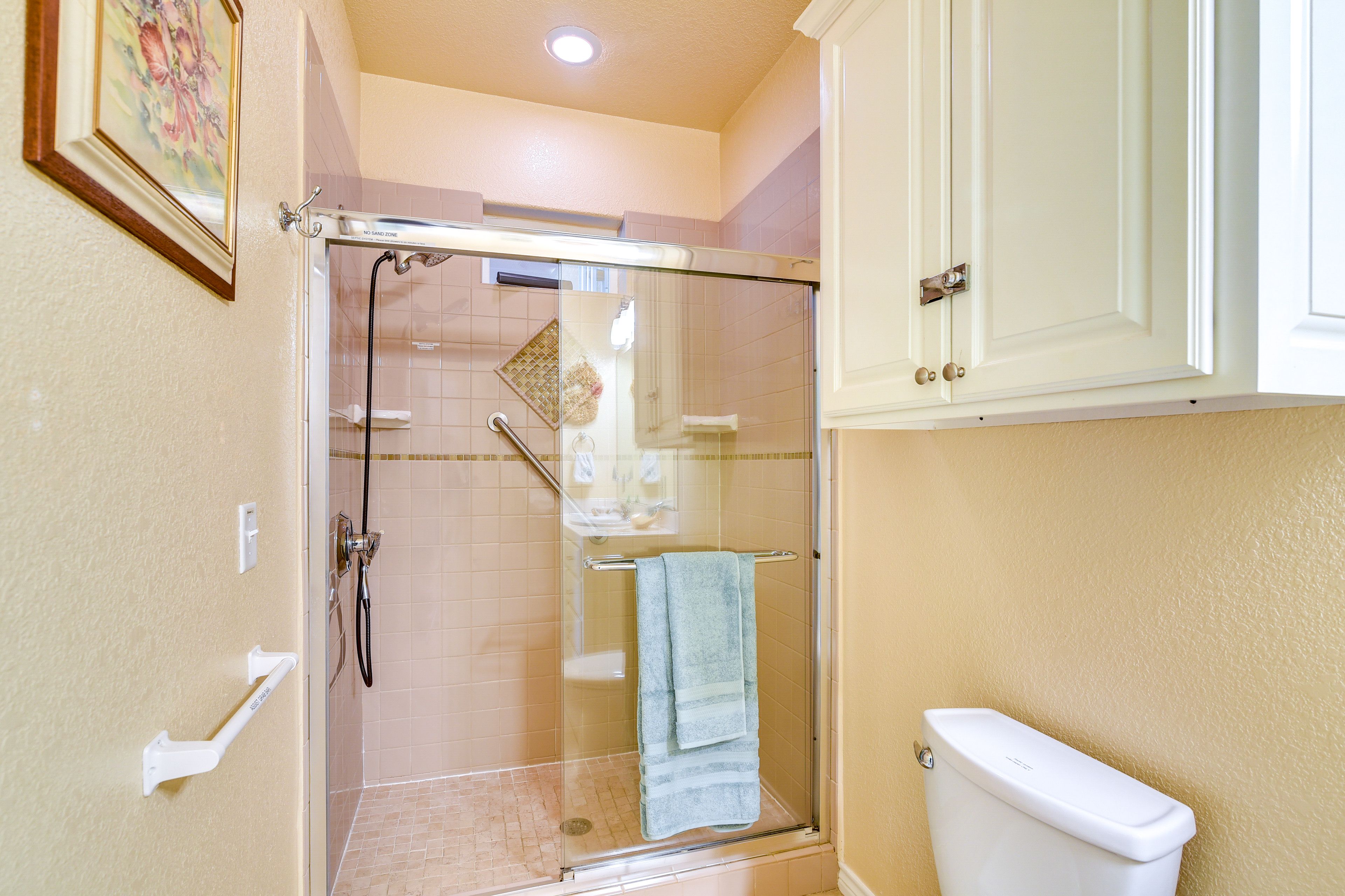 En-Suite Bathroom | Main Level | Towels Provided