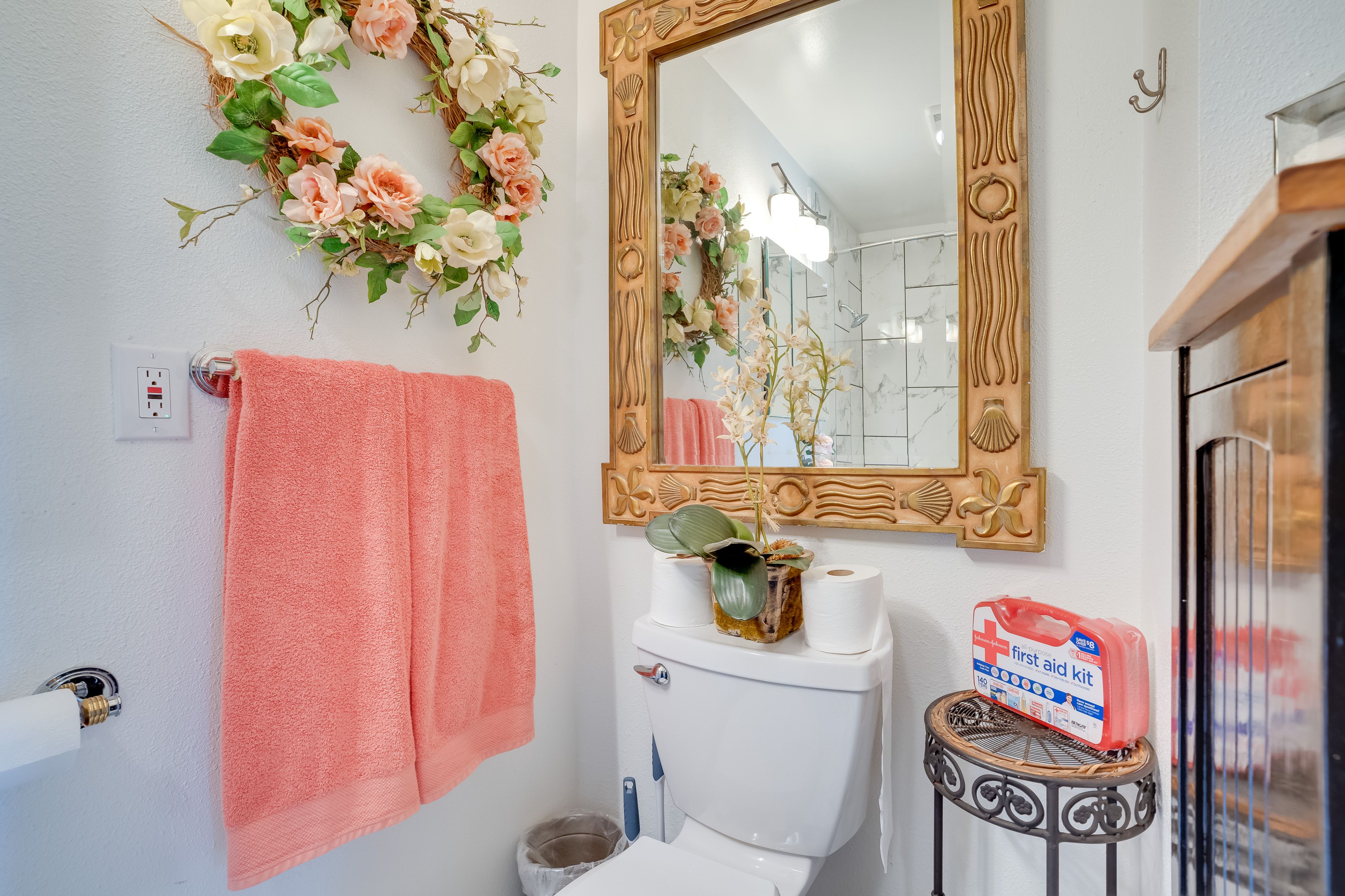 Full Bathroom | Towels Provided