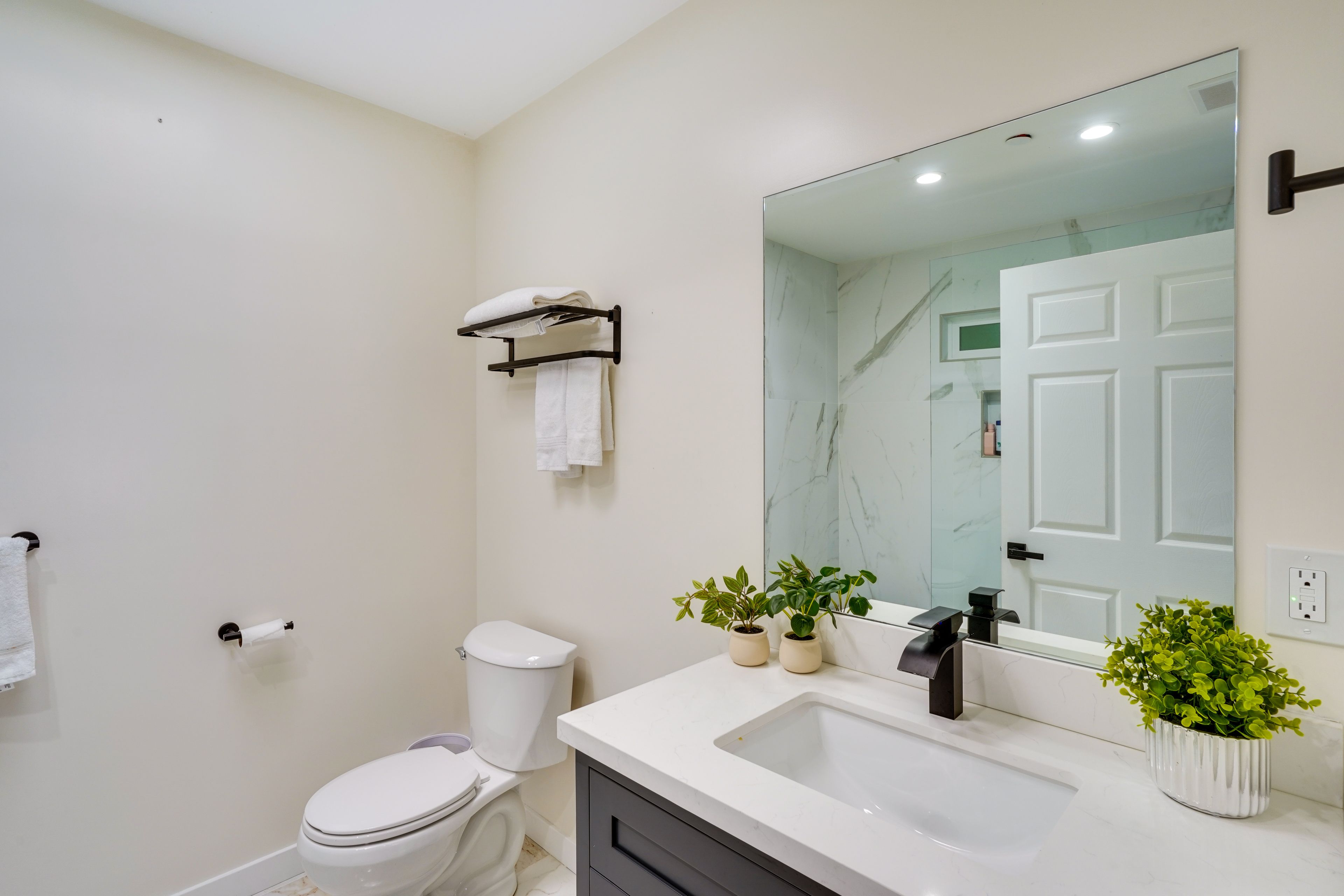 En-Suite Bathroom | Towels Provided | Complimentary Toiletries