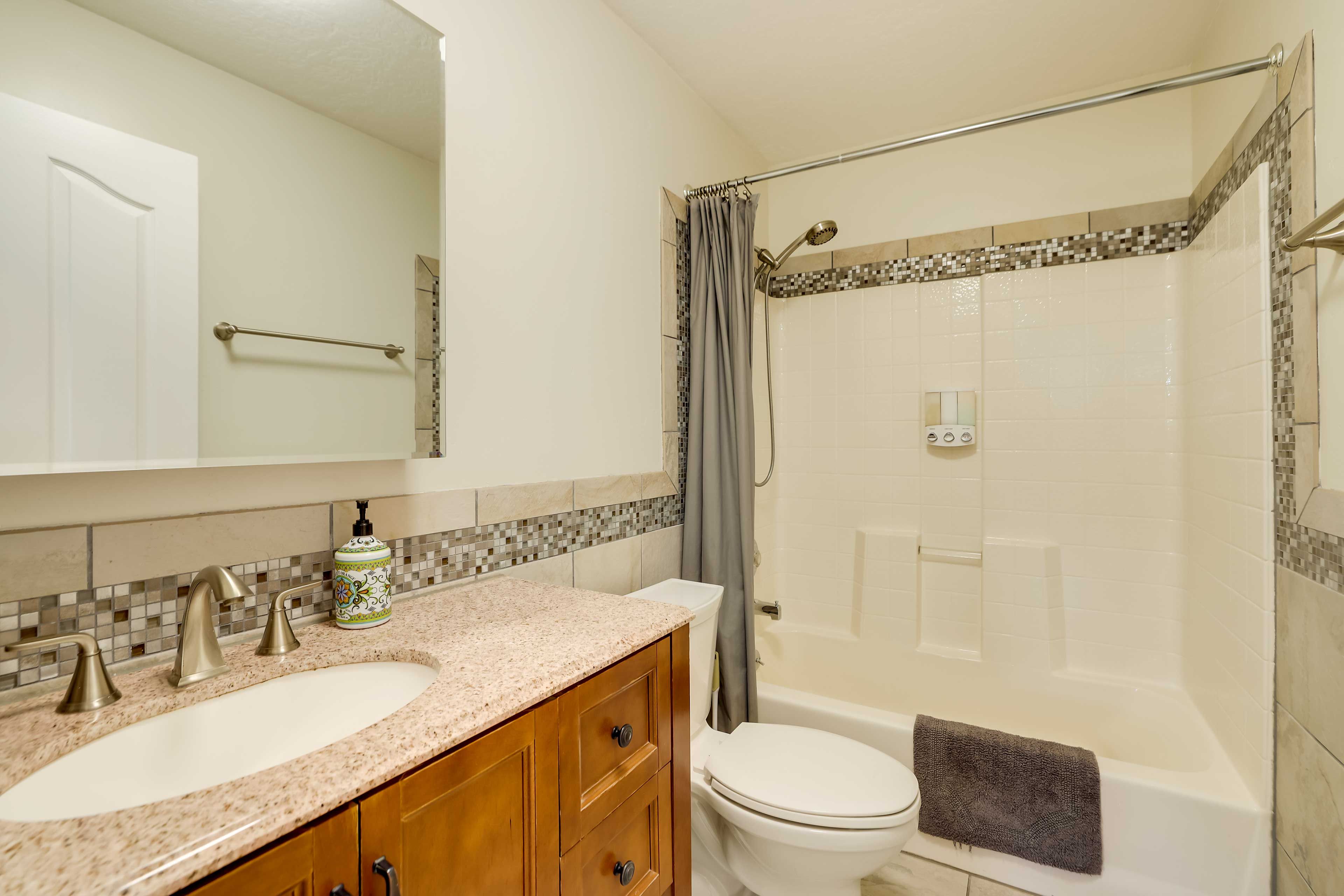 Full Bathroom | Shower/Tub Combo | Towels Provided