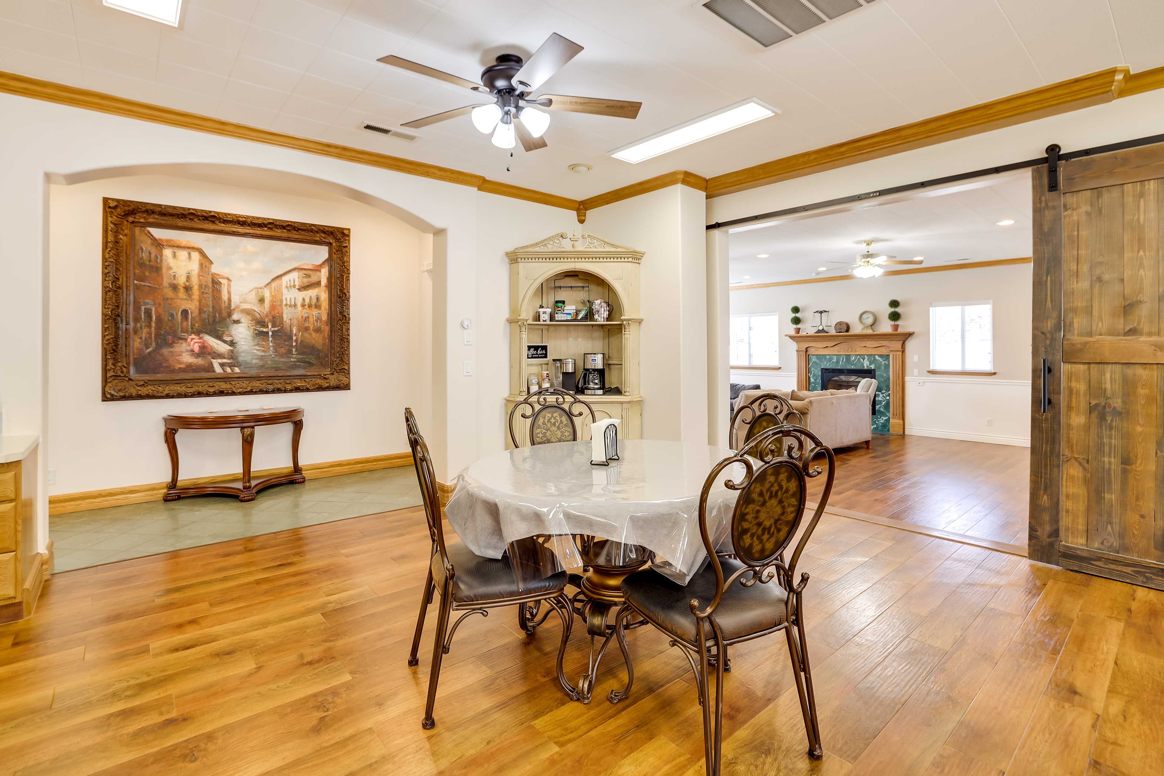 Dining Area (Seats 20+ Guests)