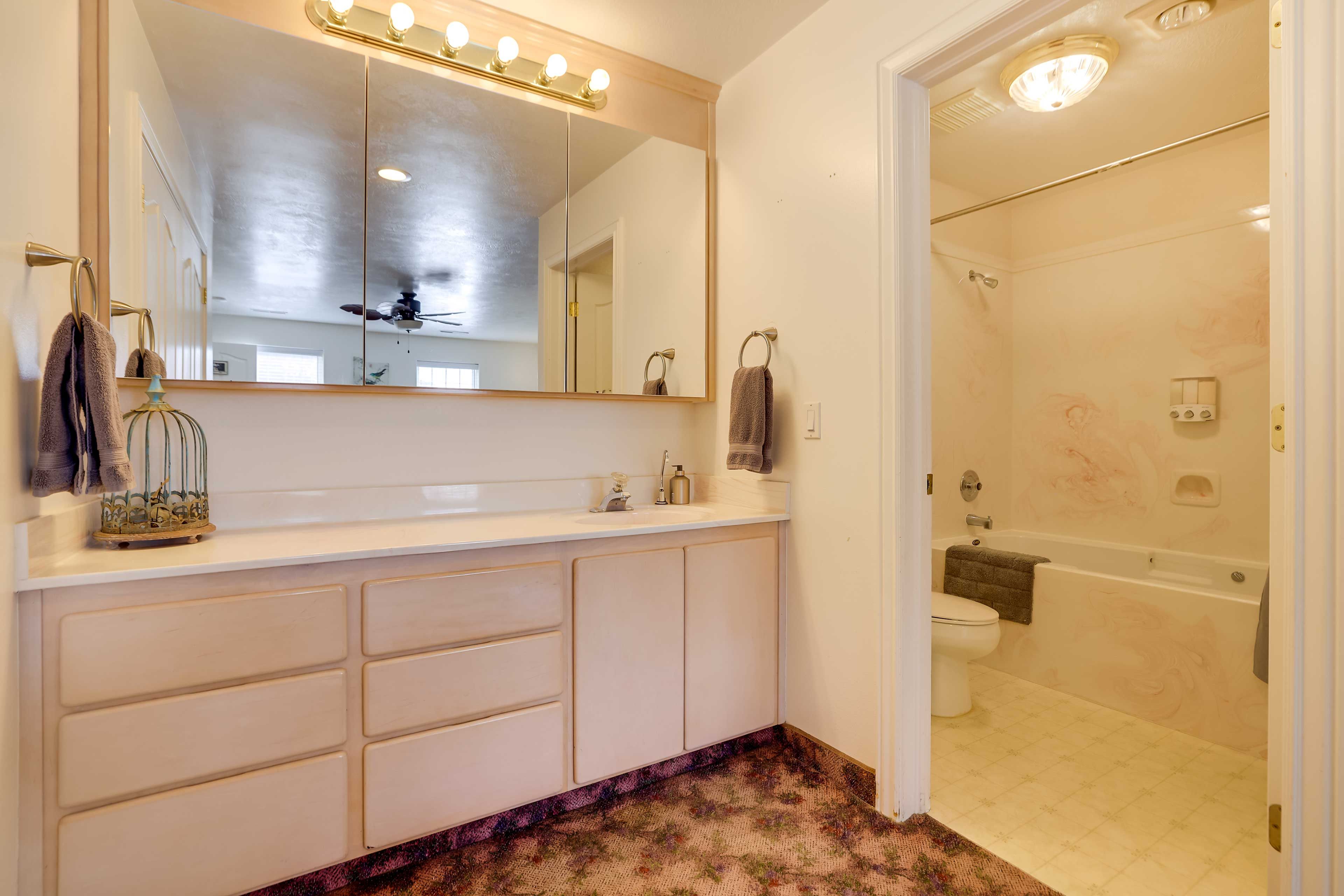 En-Suite Bathroom | Complimentary Toiletries