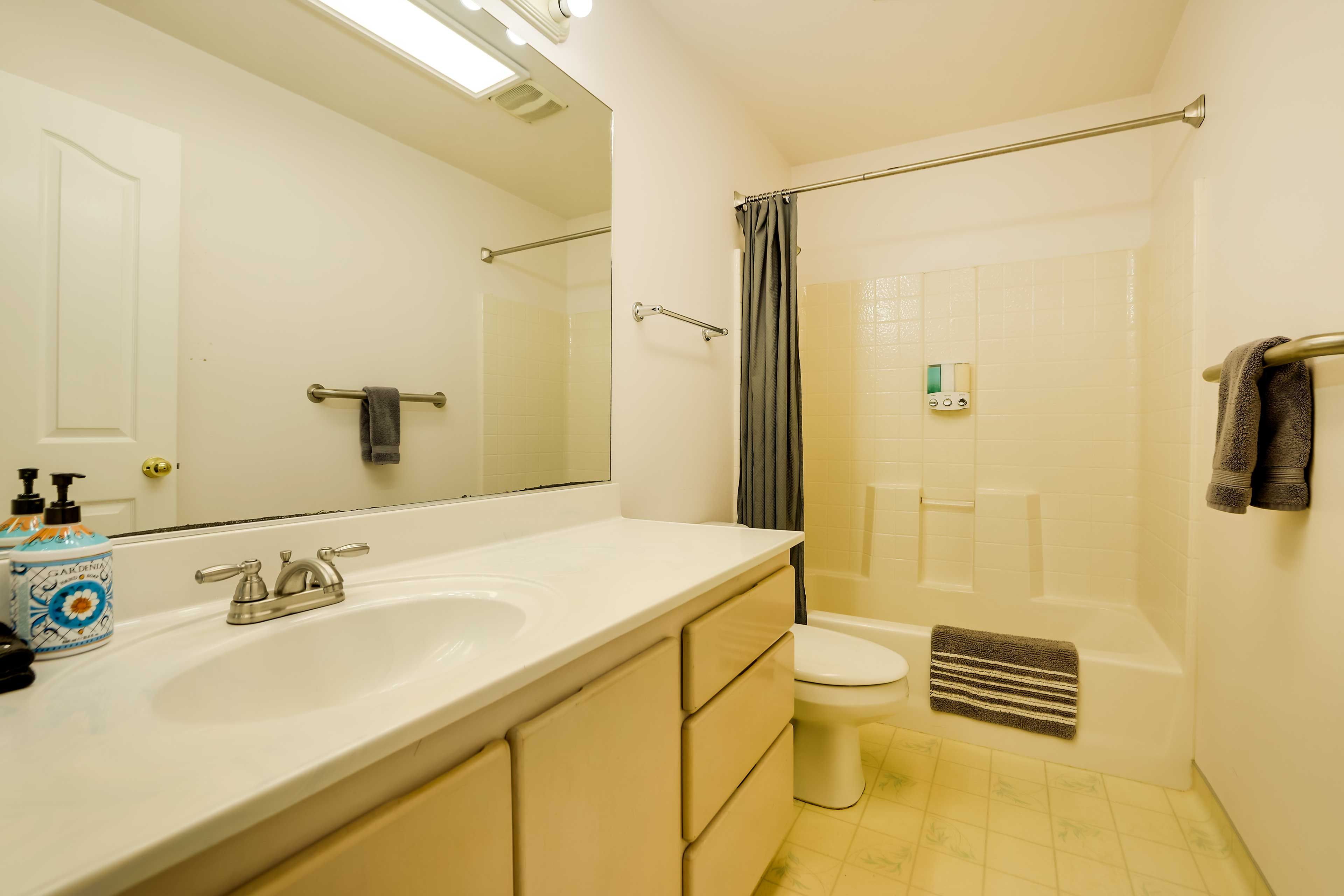 Full Bathroom | Shower/Tub Combo