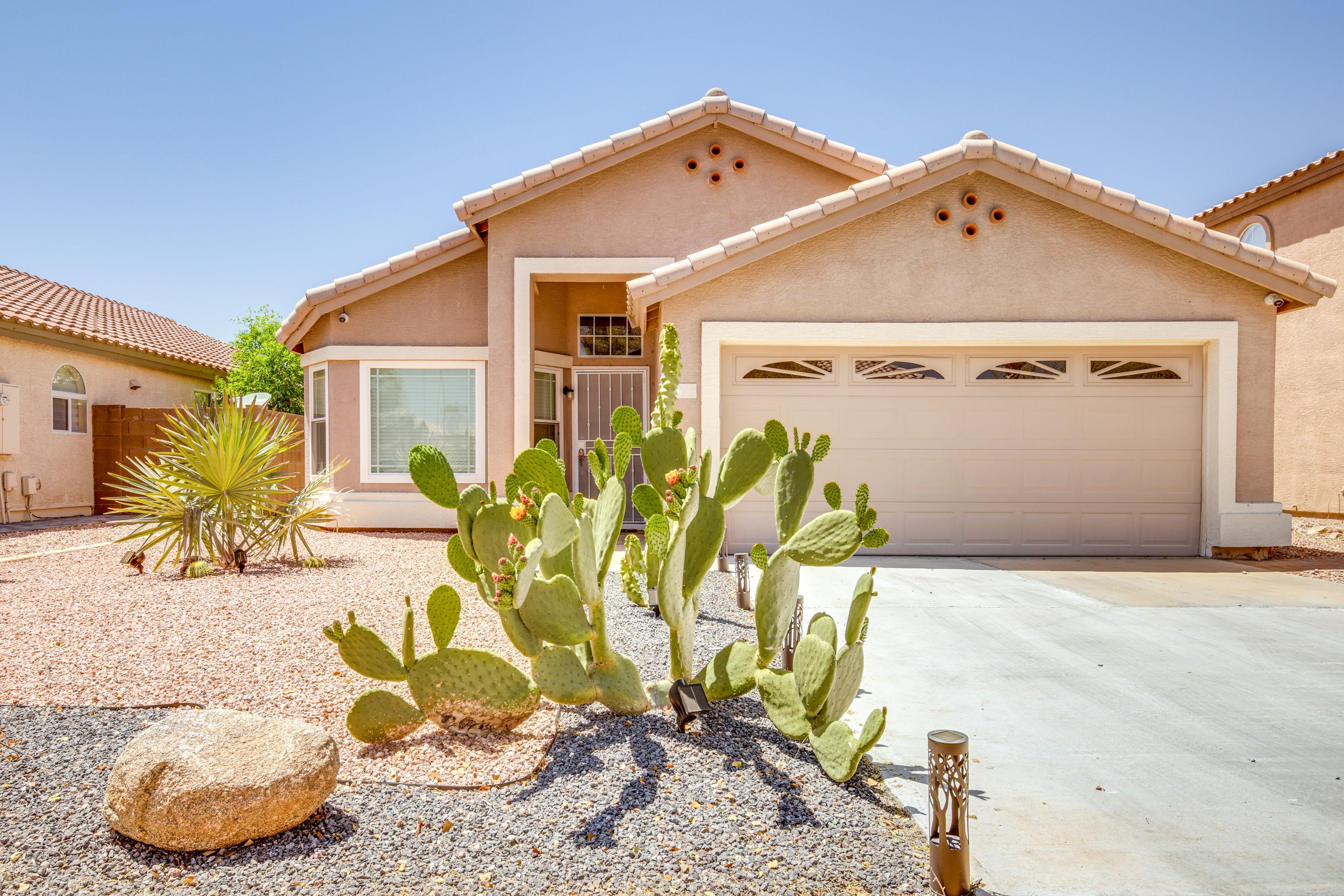Front Exterior | Single-Story House | 5 Exterior Security Cameras