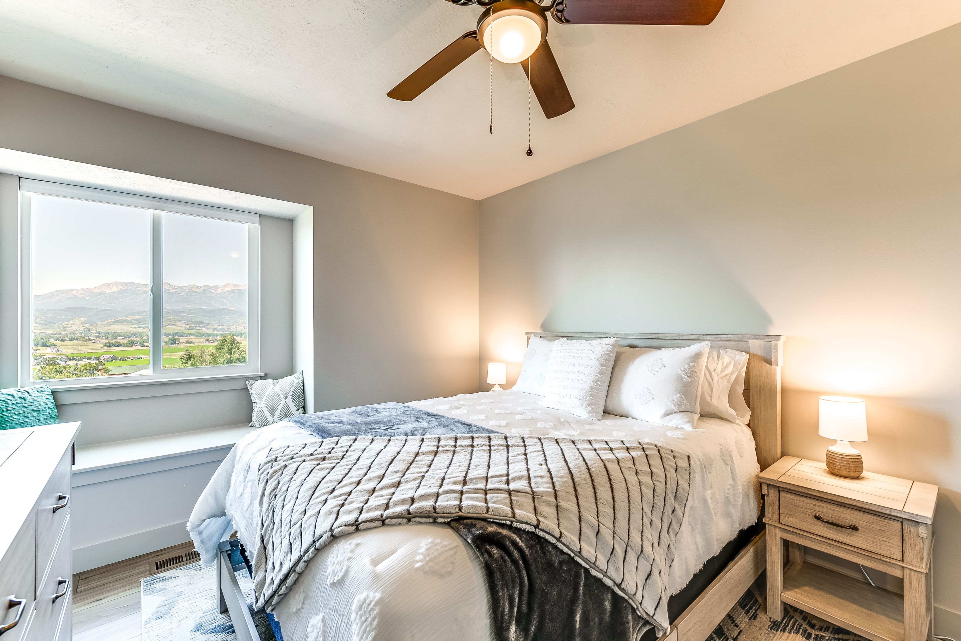 Bedroom 3 | Queen Bed