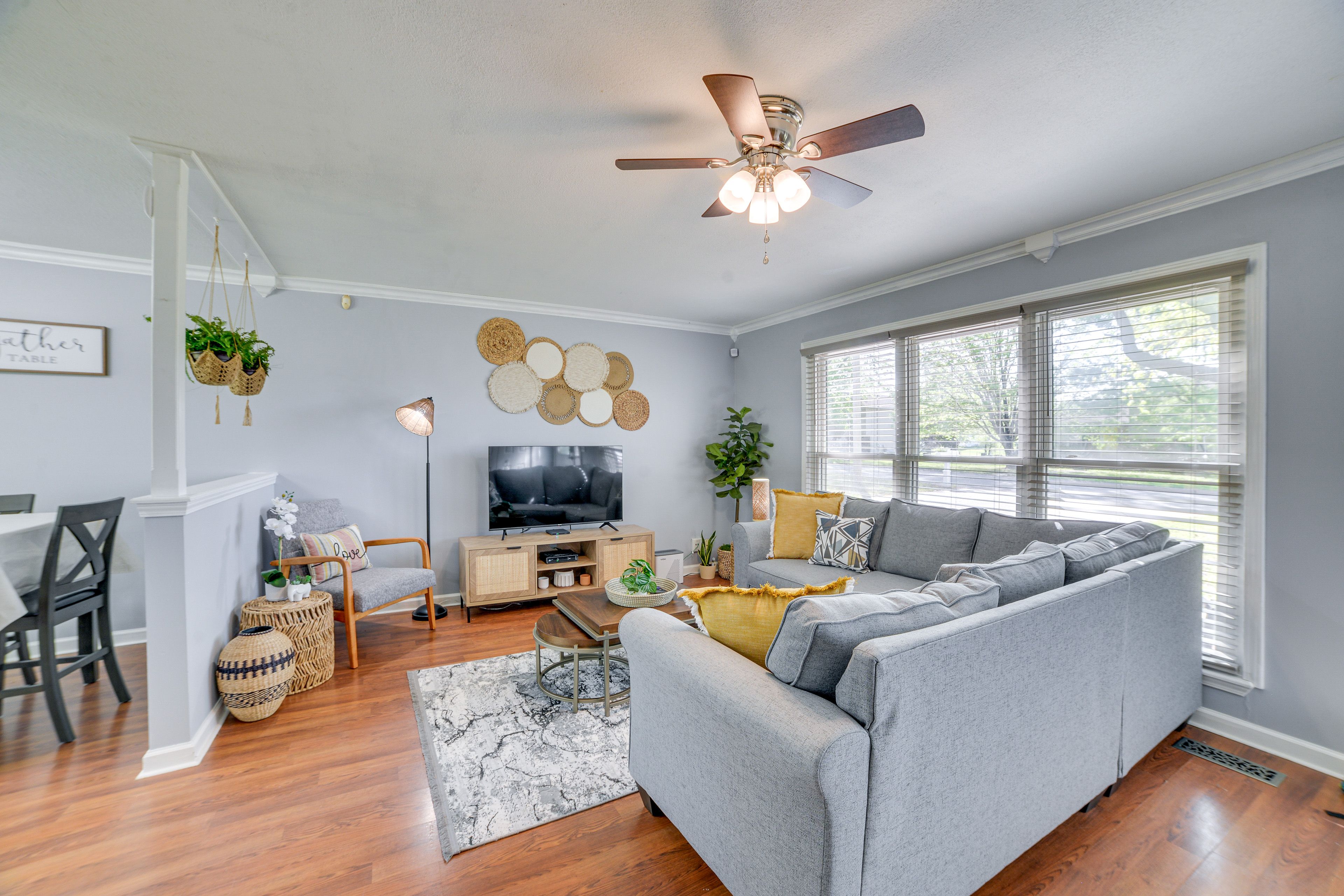 Living Room | Free WiFi | Smart TV | Central A/C