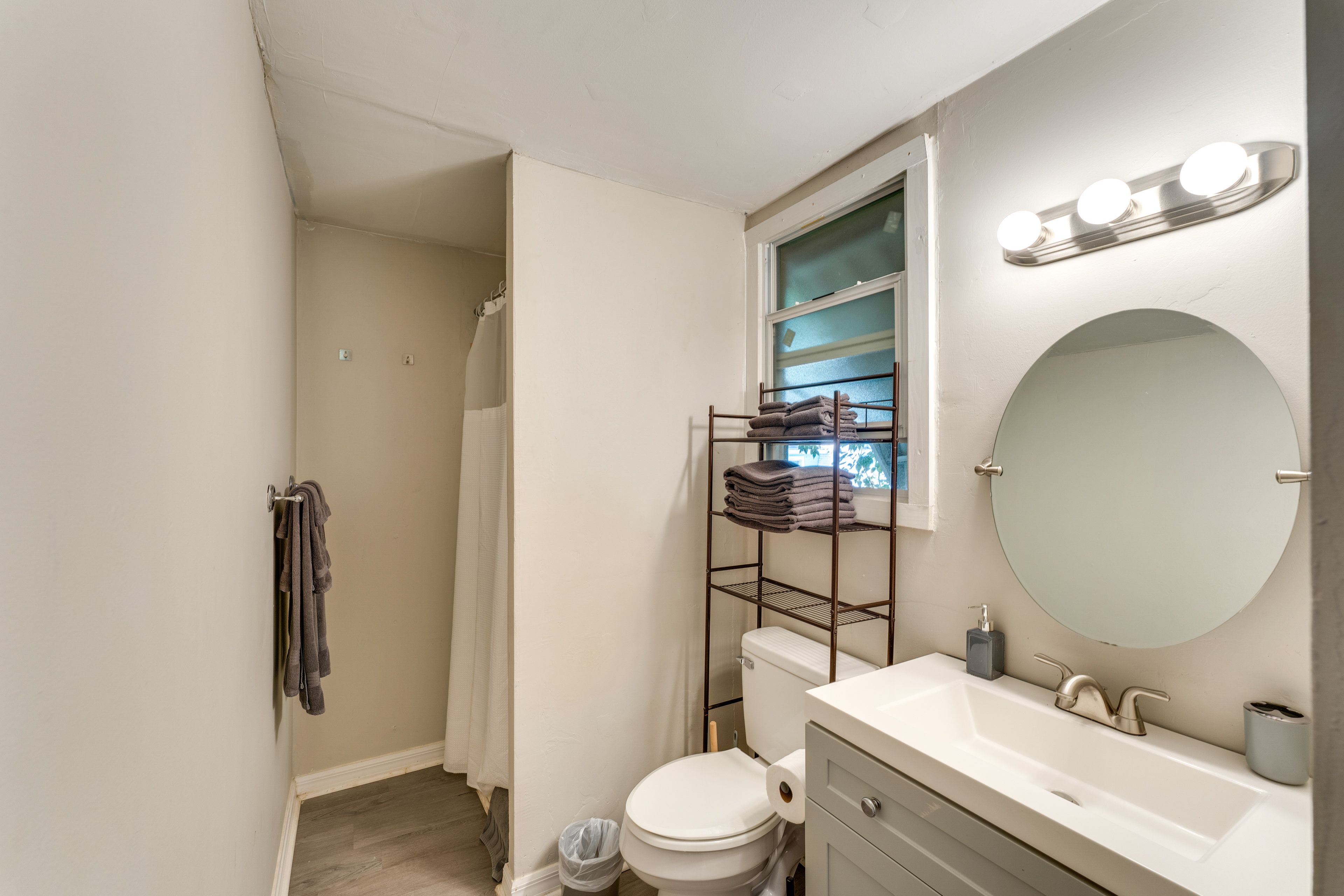 Full Bathroom | Towels Provided