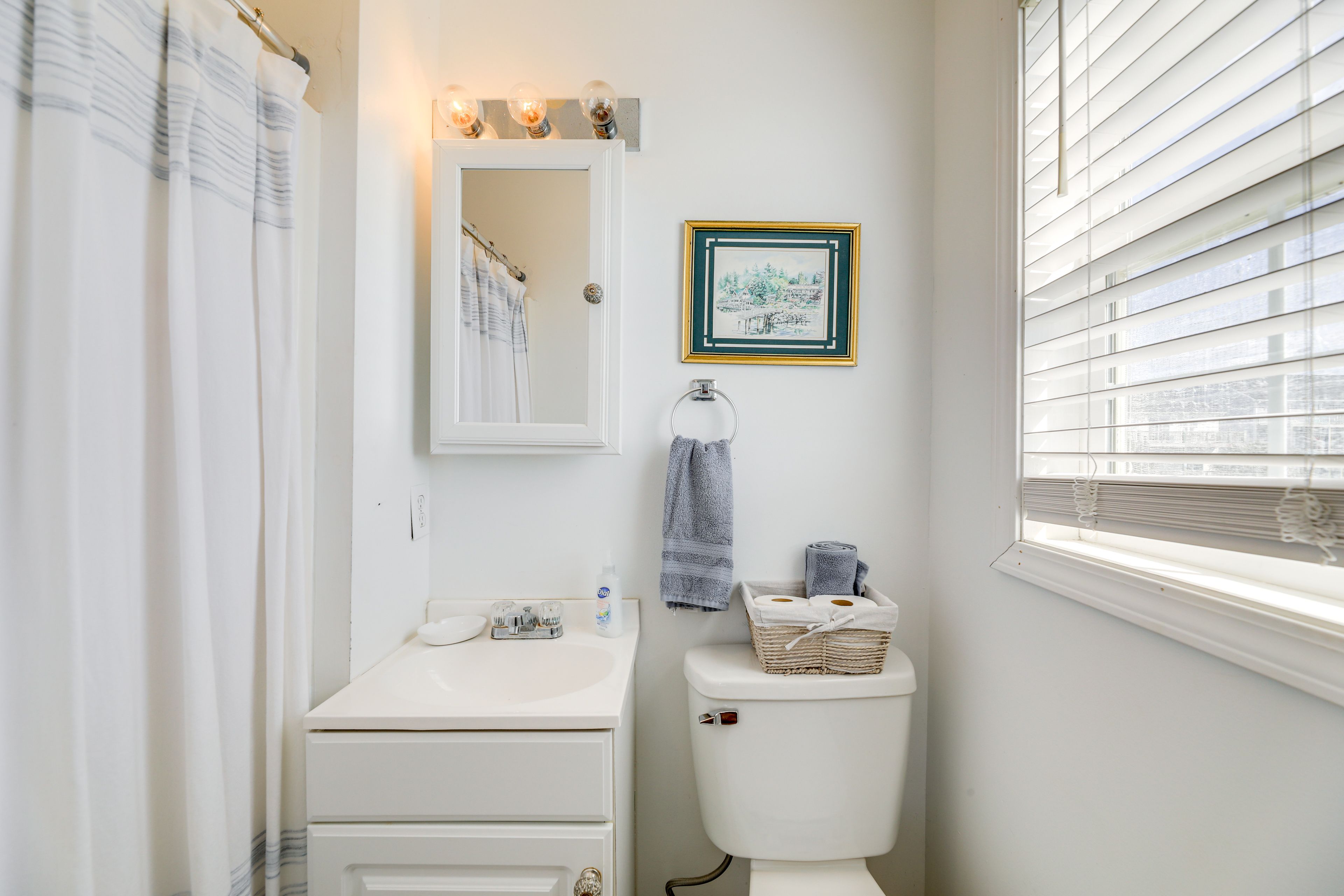 Full Bathroom | Complimentary Toiletries | Towels Provided