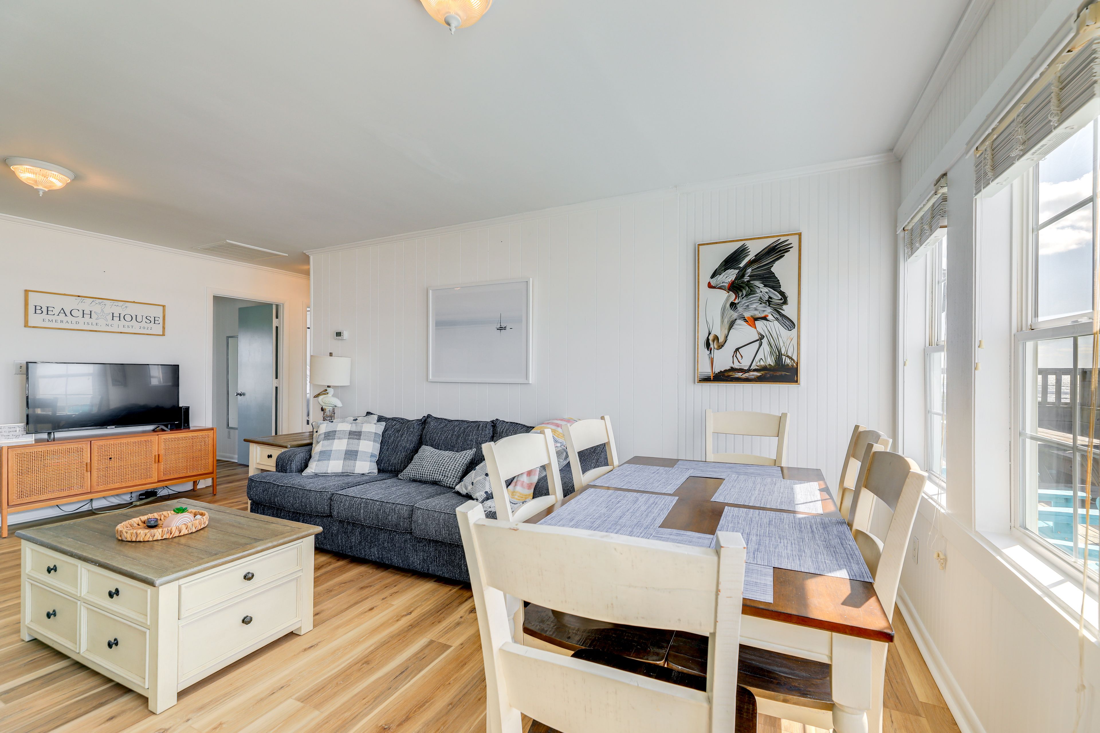 Dining Area | Dishware/Flatware Provided