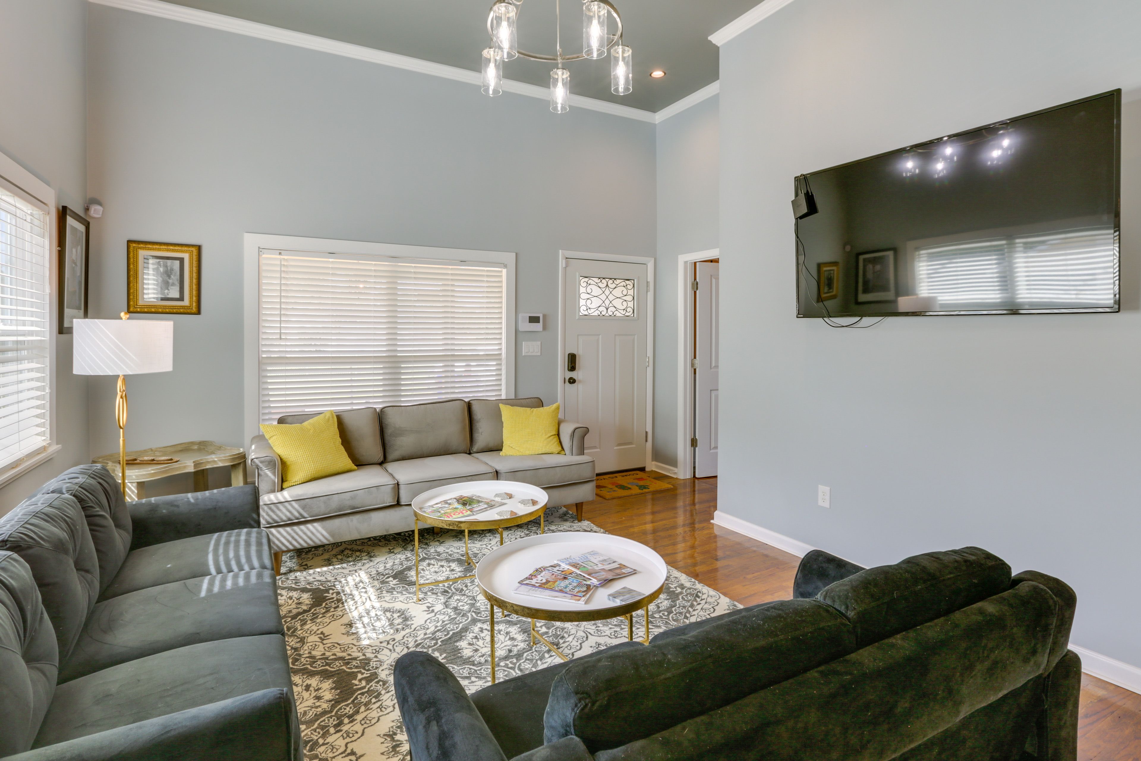 Living Room | Flat-Screen Cable TV | Central A/C & Heat