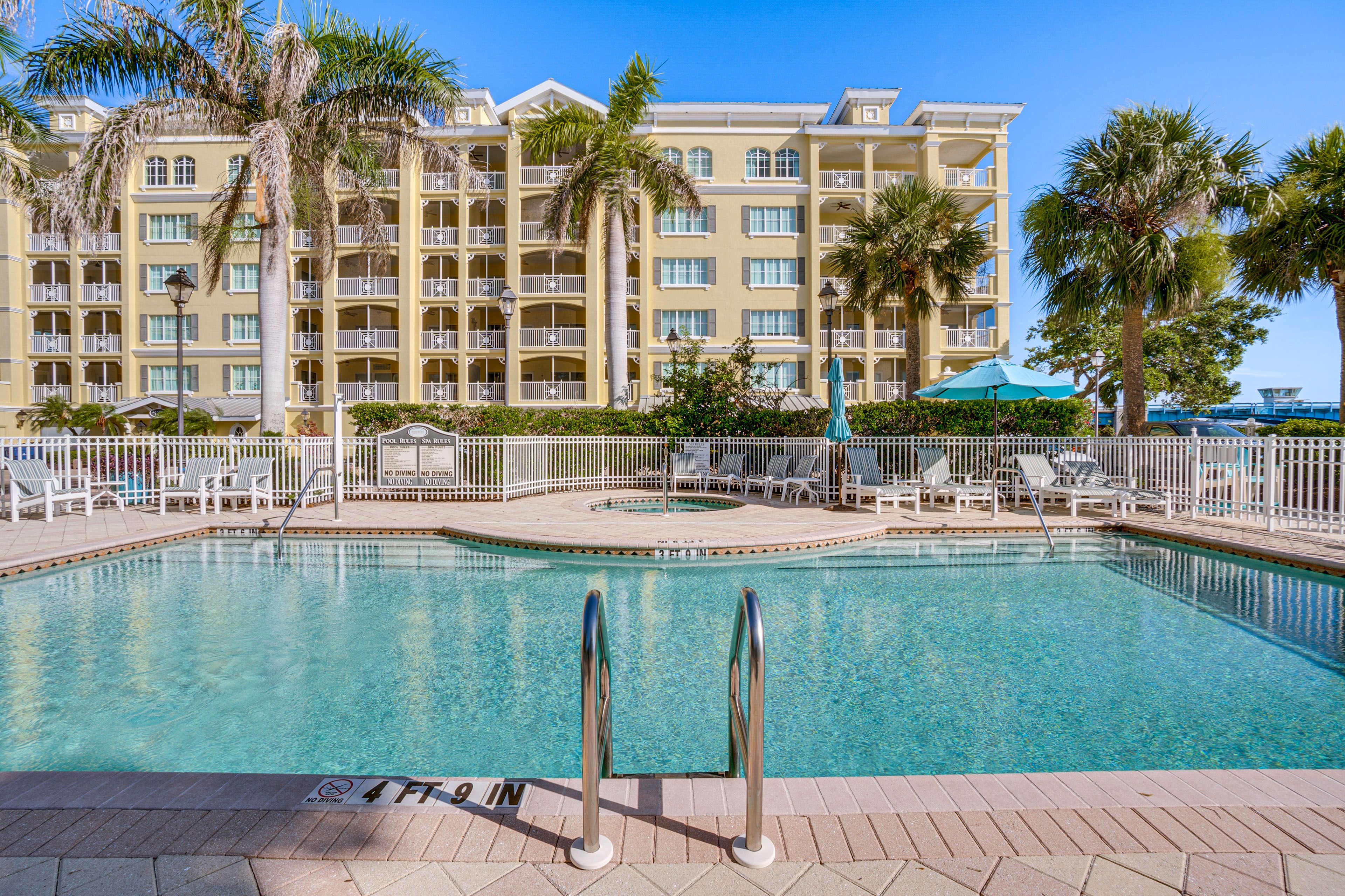 Community Pool & Hot Tub