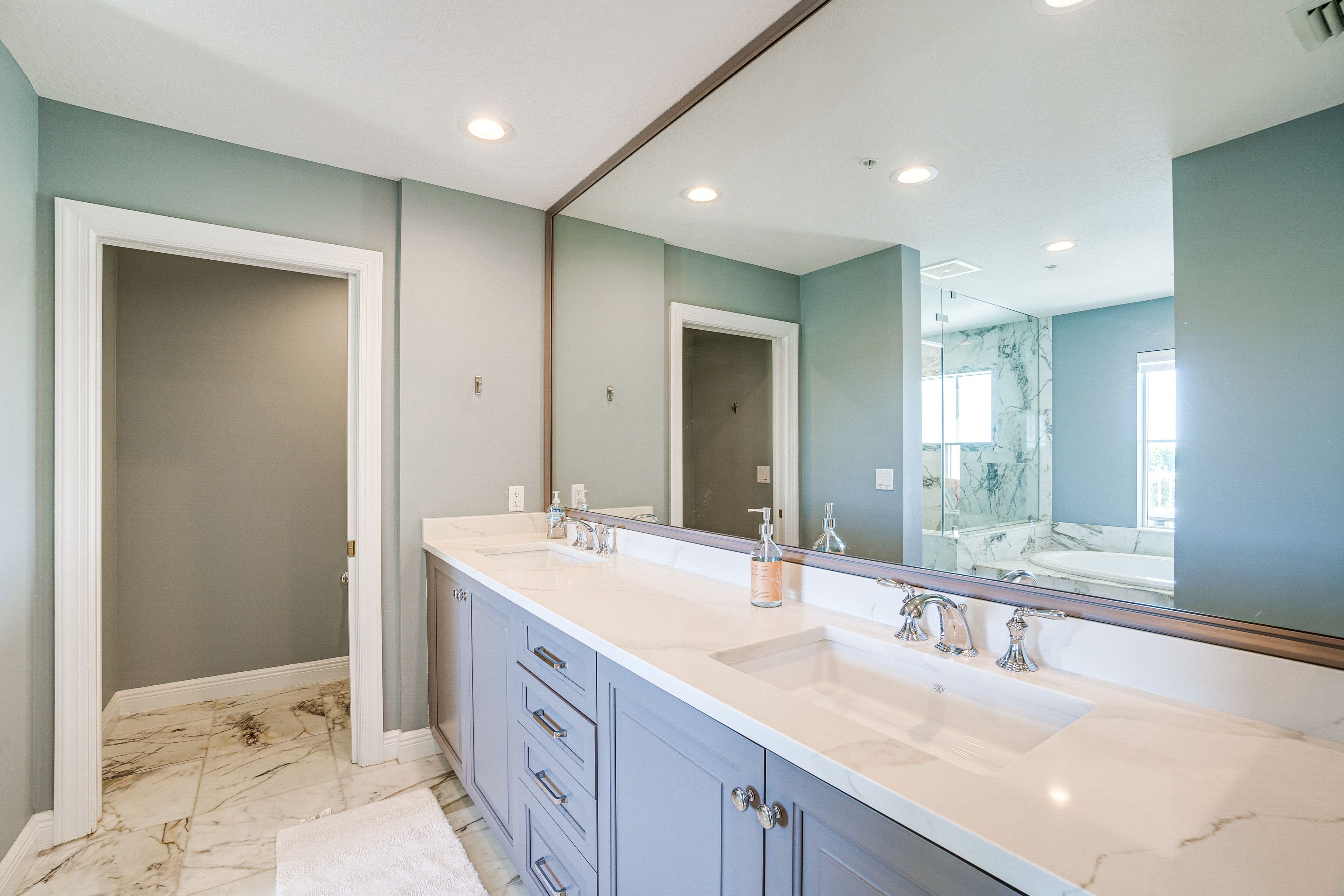 Full Bathroom | Separate Tub & Shower