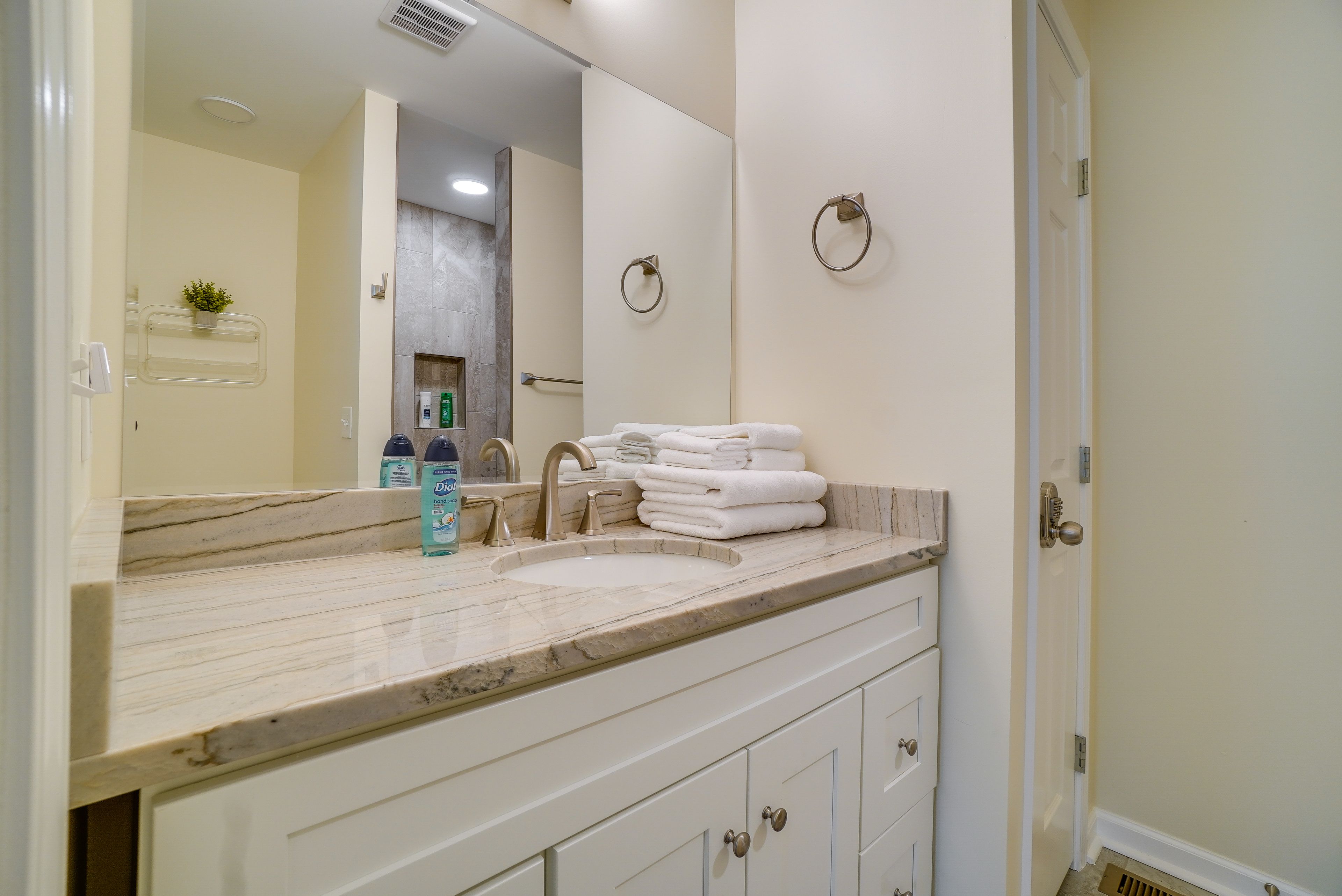 Full Bathroom | Towels Provided | Complimentary Toiletries