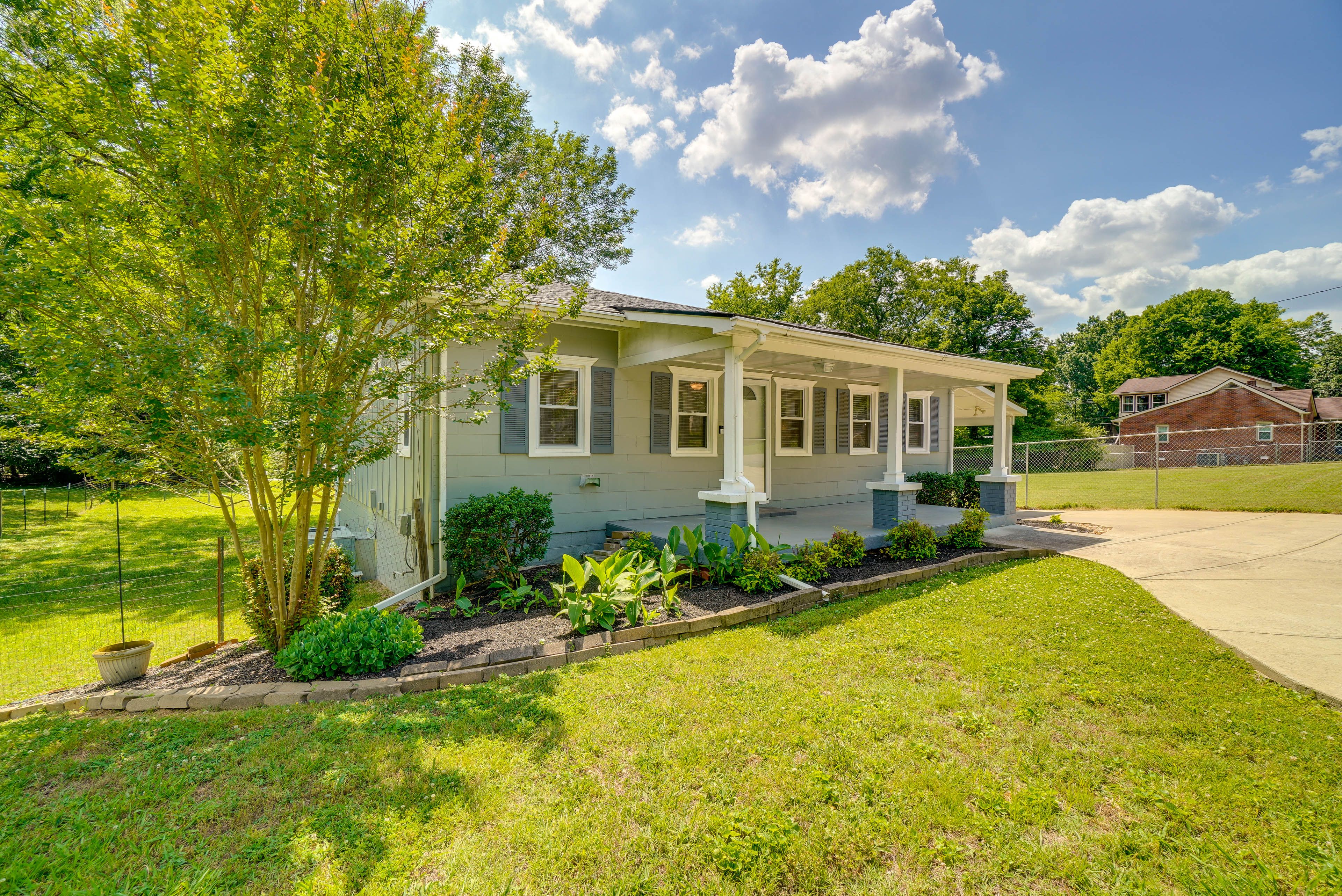 Front Entry | Keyless Entry | 1 Ring Doorbell Device (Facing Entry)