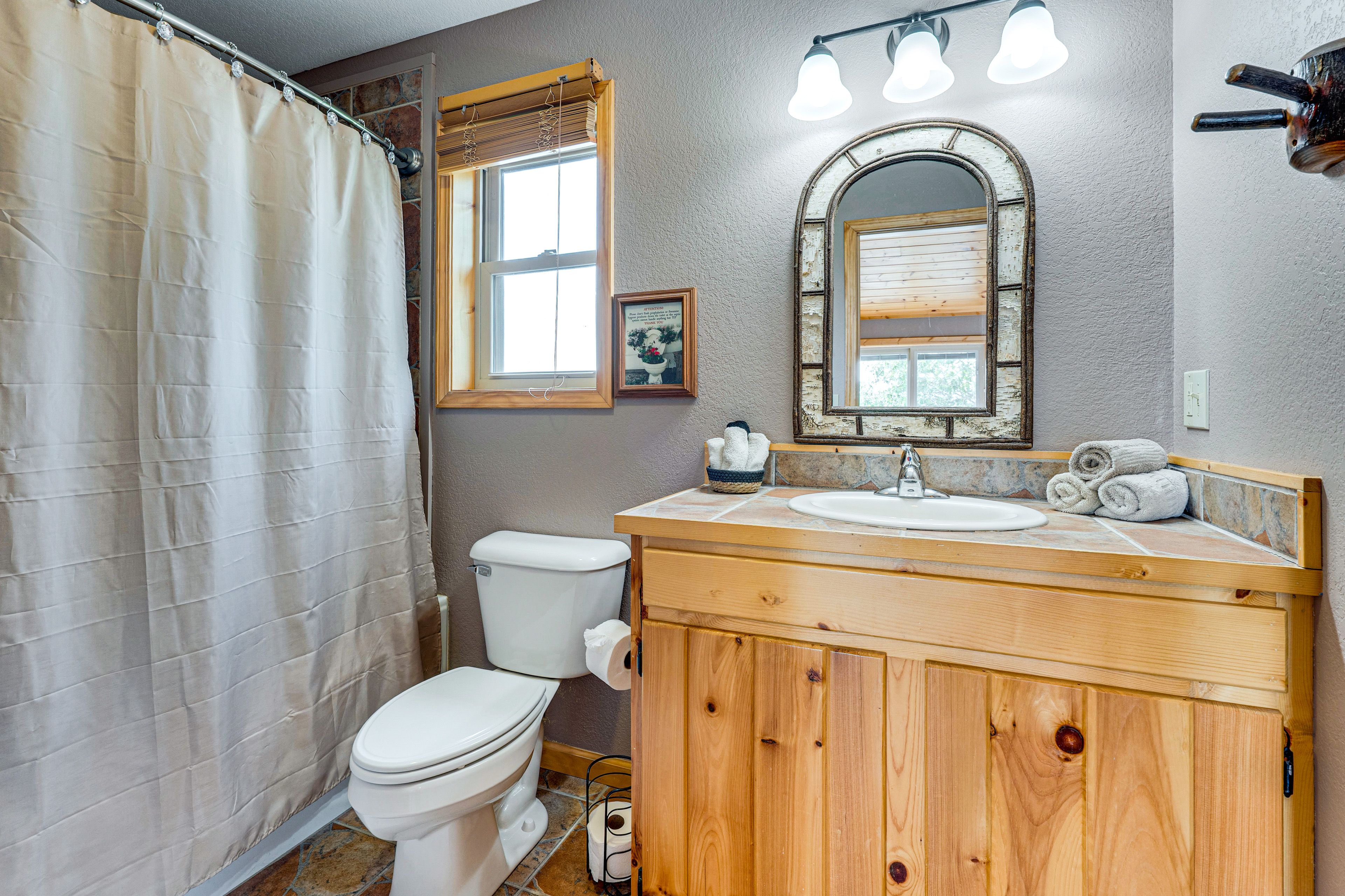 Full Bathroom | 2nd Floor | Towels | Complimentary Toiletries | Hair Dryer