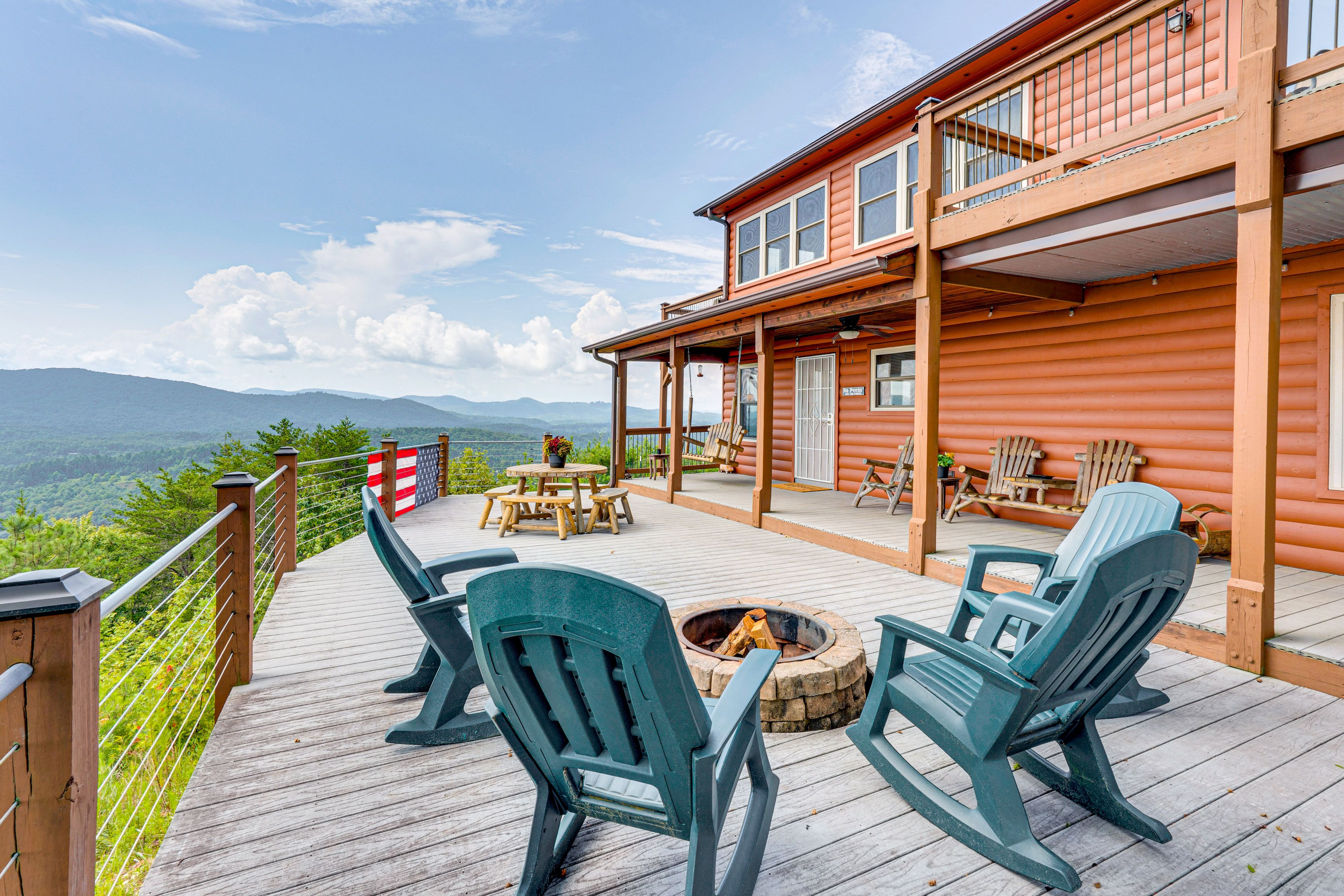 Murphy Vacation Rental | 3BR | 3BA | 1,700 Sq Ft | 4 Steps Required
