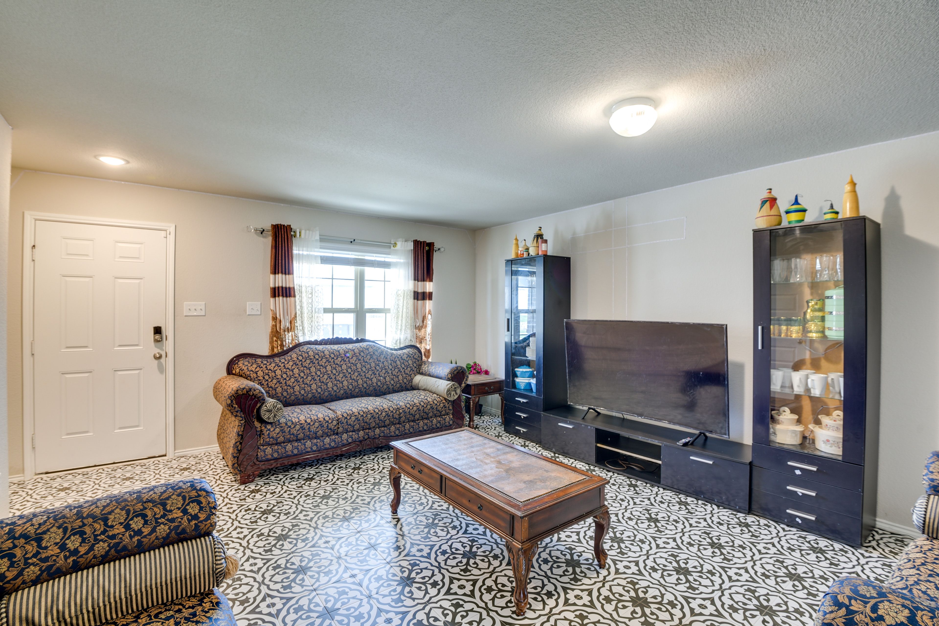Living Room | Smart TV | Central A/C | Electric Heating