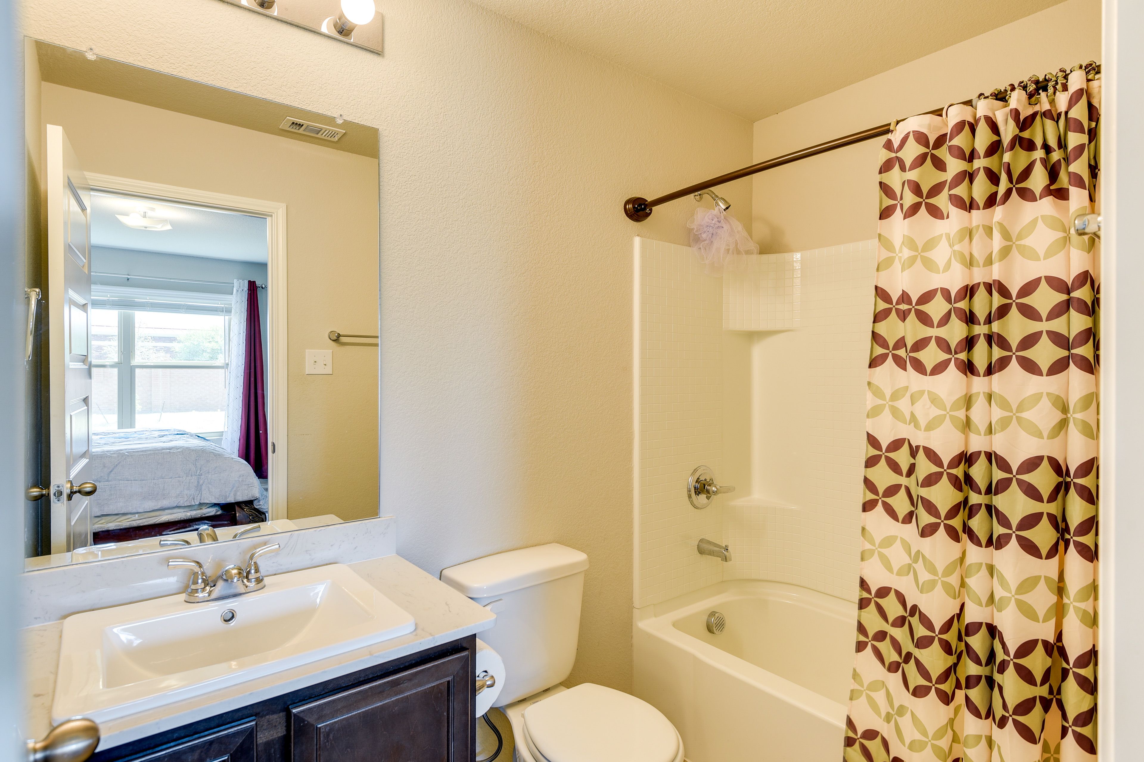 Full Bathroom | 1st Floor | Shower/Tub Combo | Towels Provided