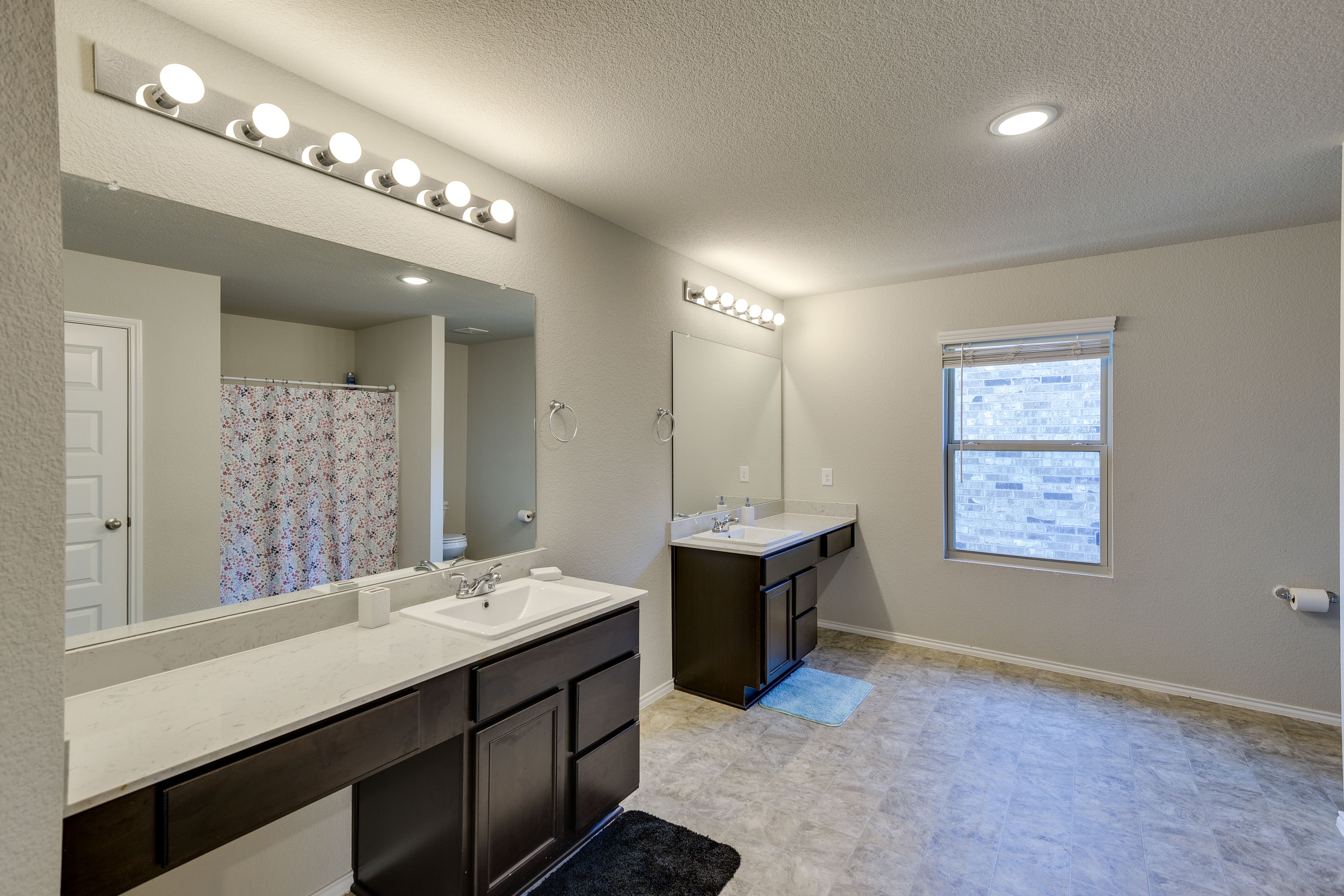 Full Bathroom | 2nd Floor | Shower/Tub Combo