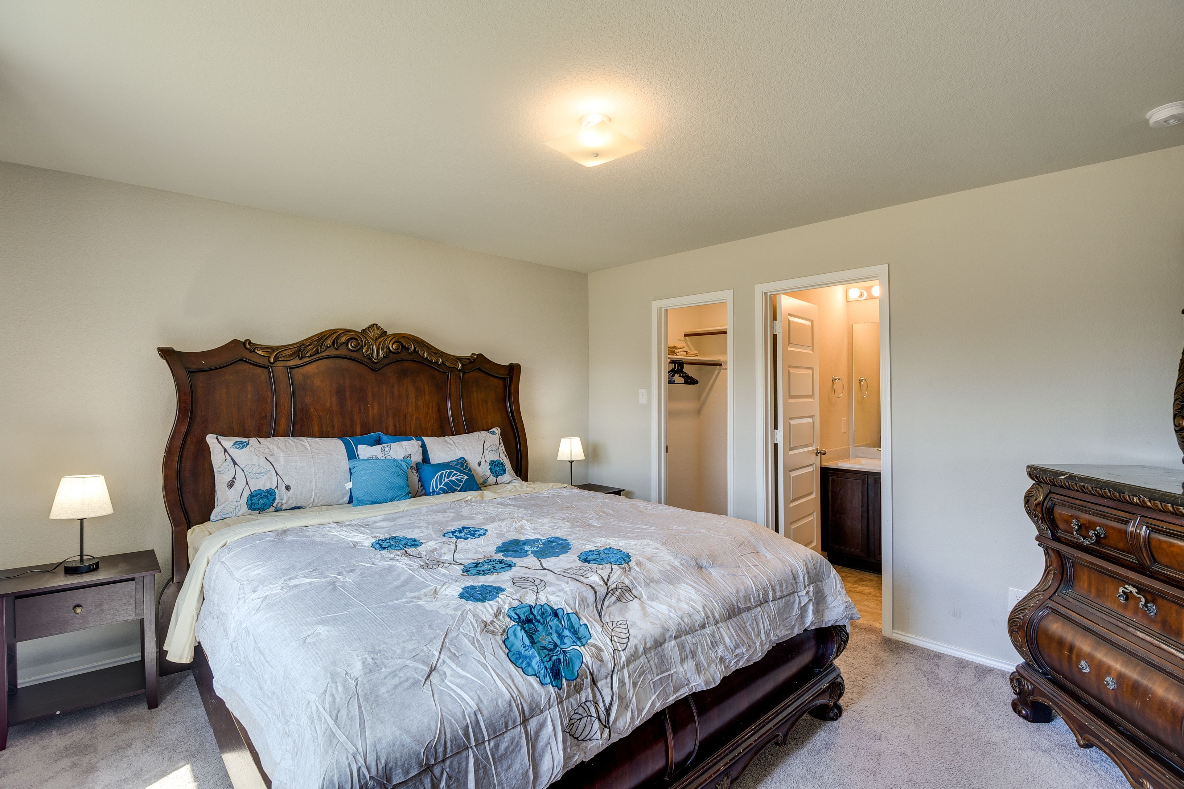 Bedroom 1 | 1st Floor | King Bed | Linens Provided | En-suite Bathroom