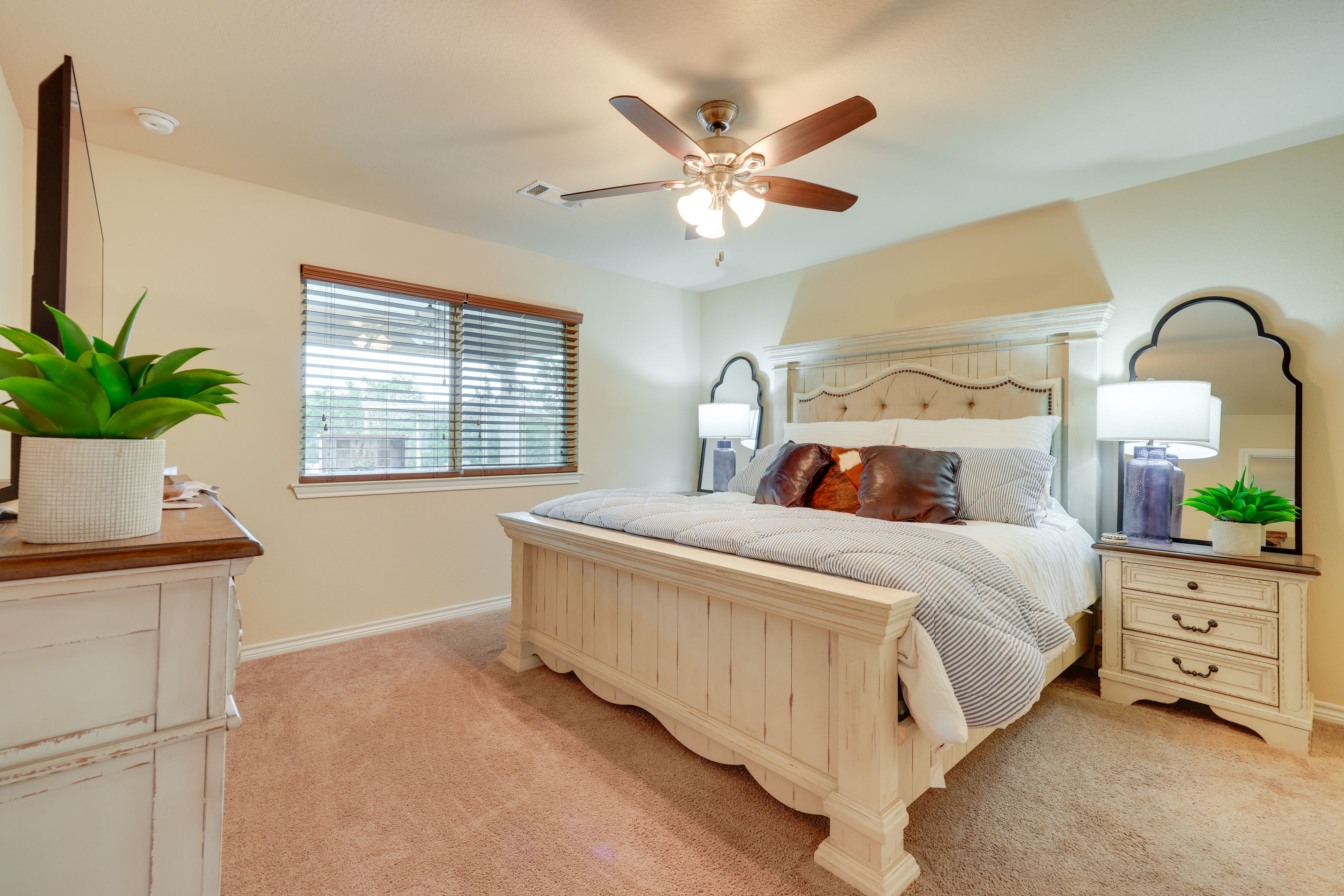 Bedroom 1 | King Bed | Smart TV | Linens Provided