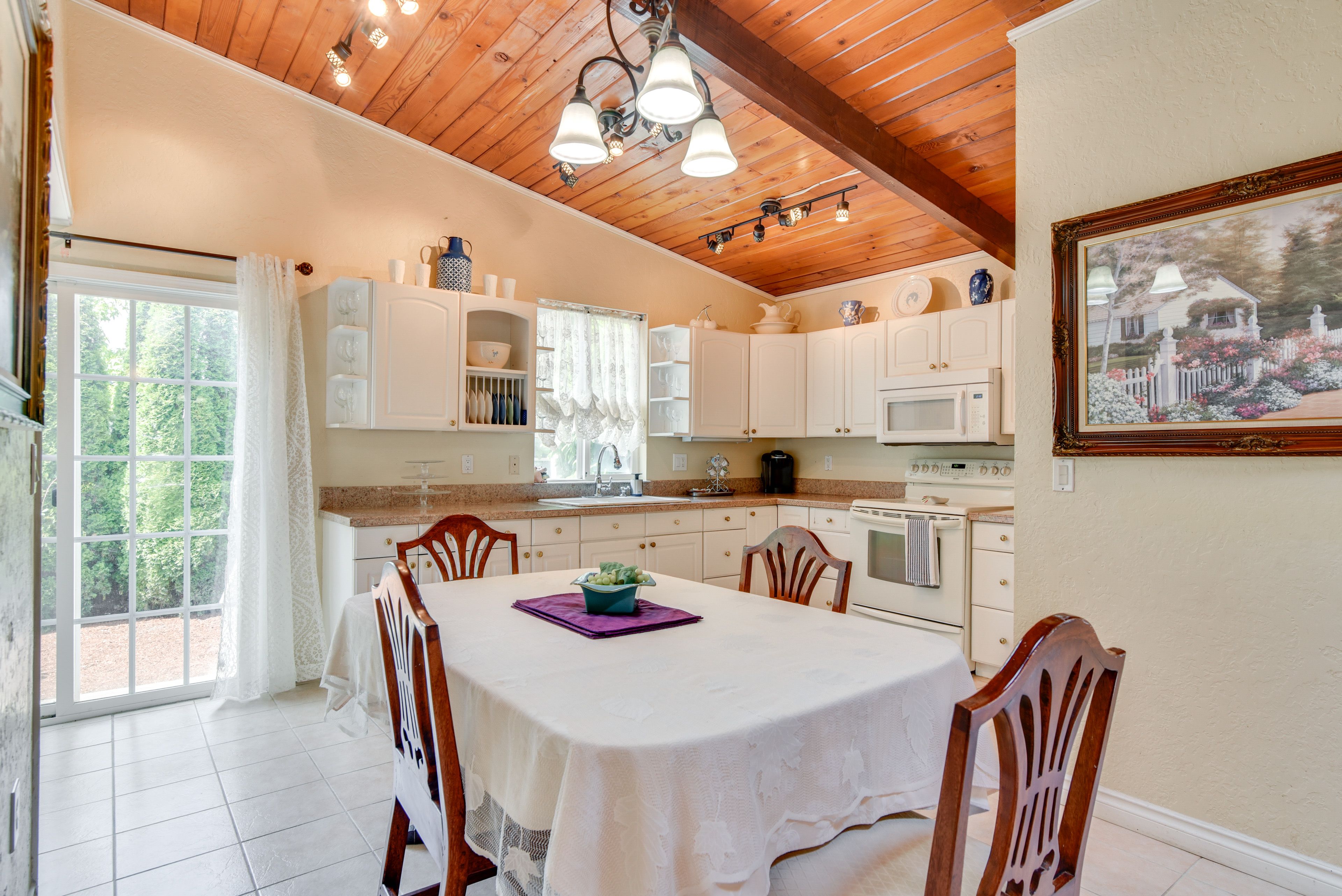 Kitchen | Dining Table