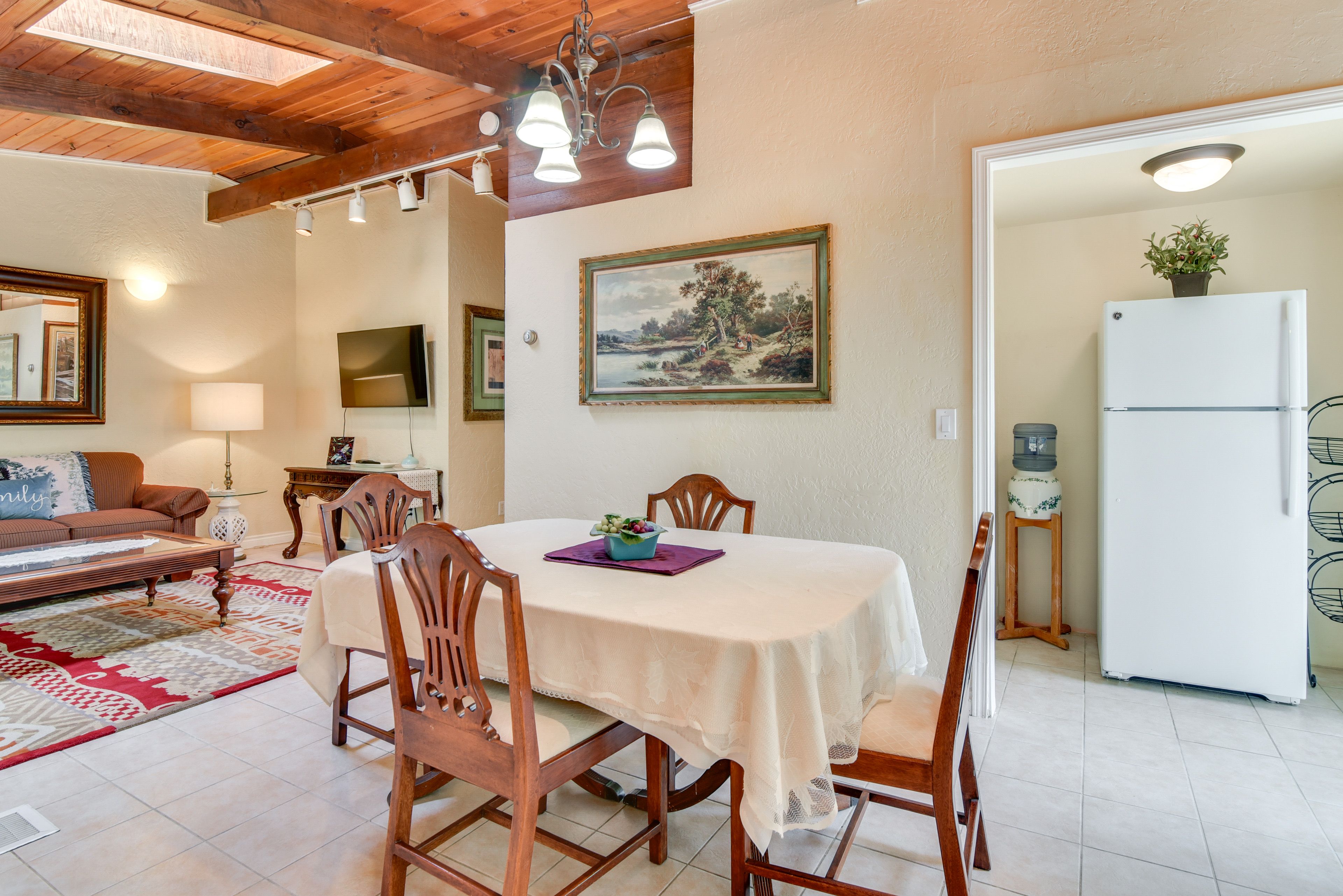 Dining Area | Dishware/Flatware Provided