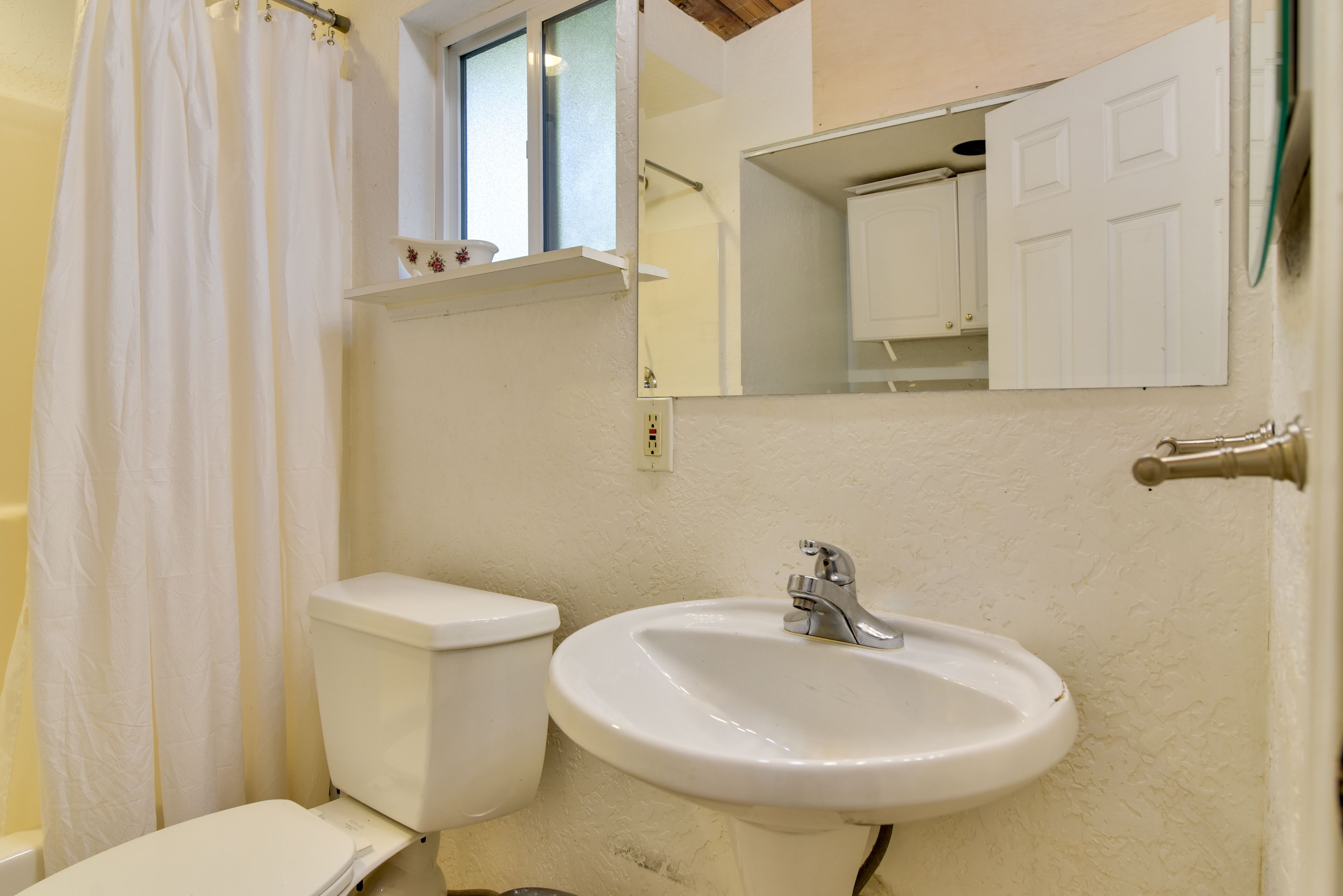 Bathroom | Bathtub/Shower | Washer/Dryer