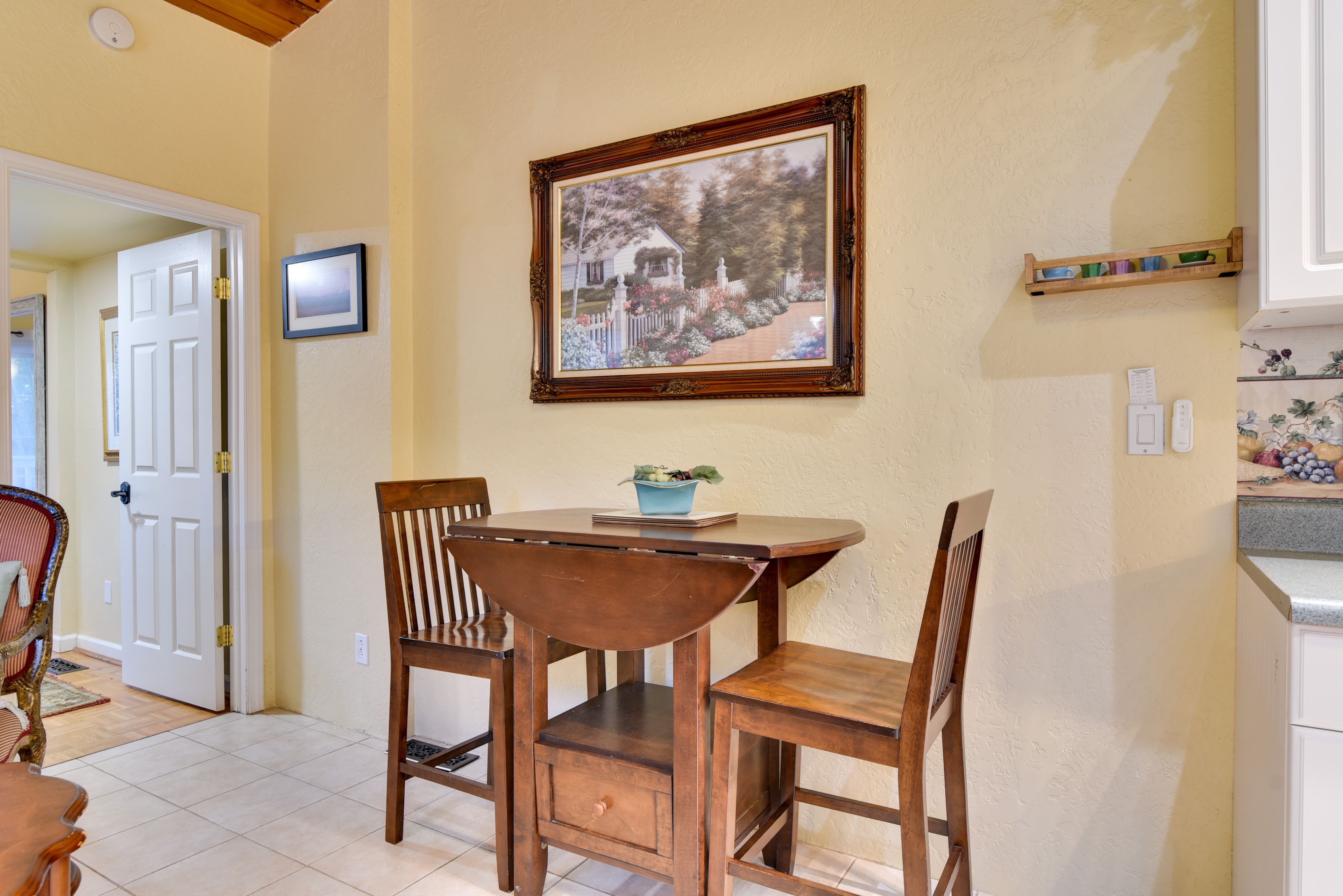 Dining Area | Dishware/Flatware Provided