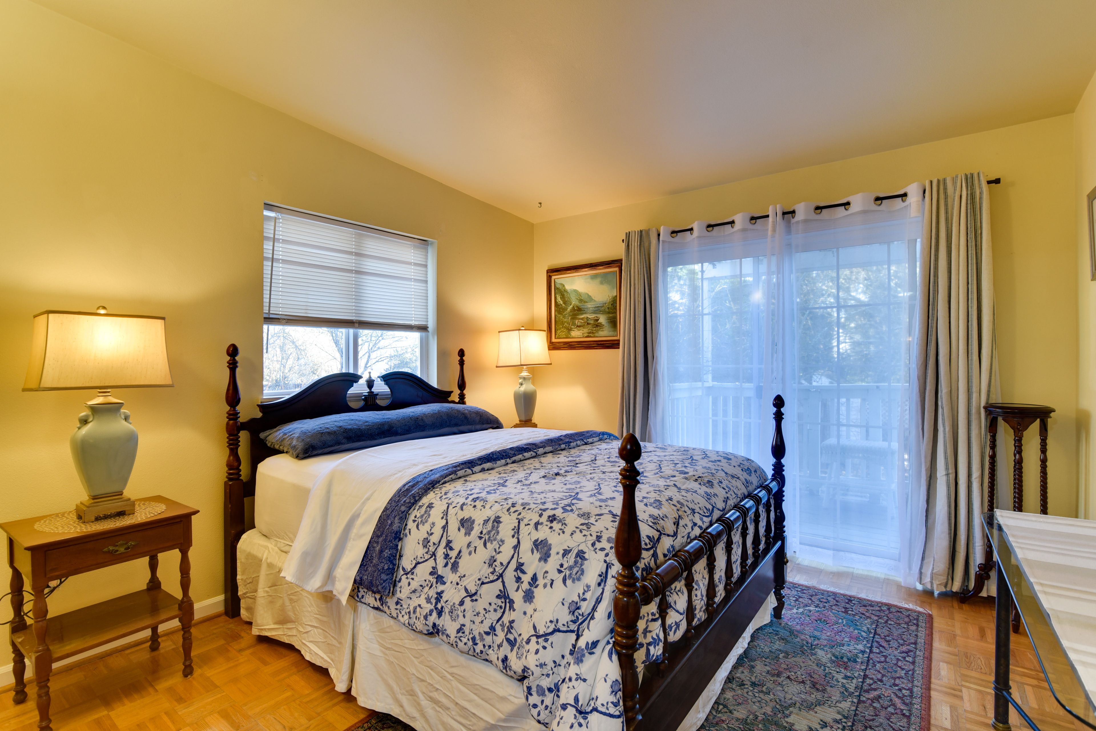 Bedroom | Queen Bed | Smart TV