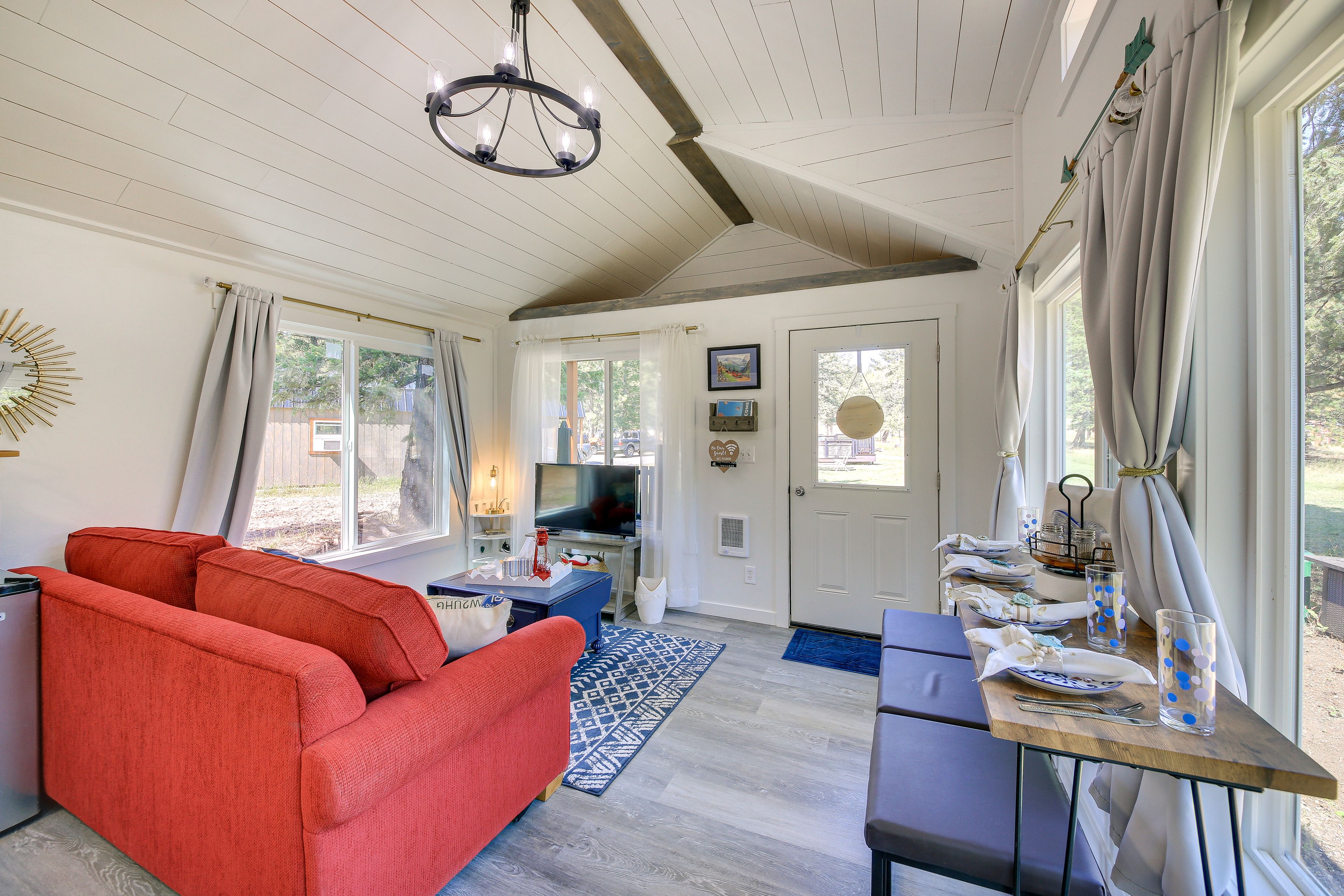 Studio | Queen Bed | Queen Sleeper Sofa | Main Floor | Smart TV
