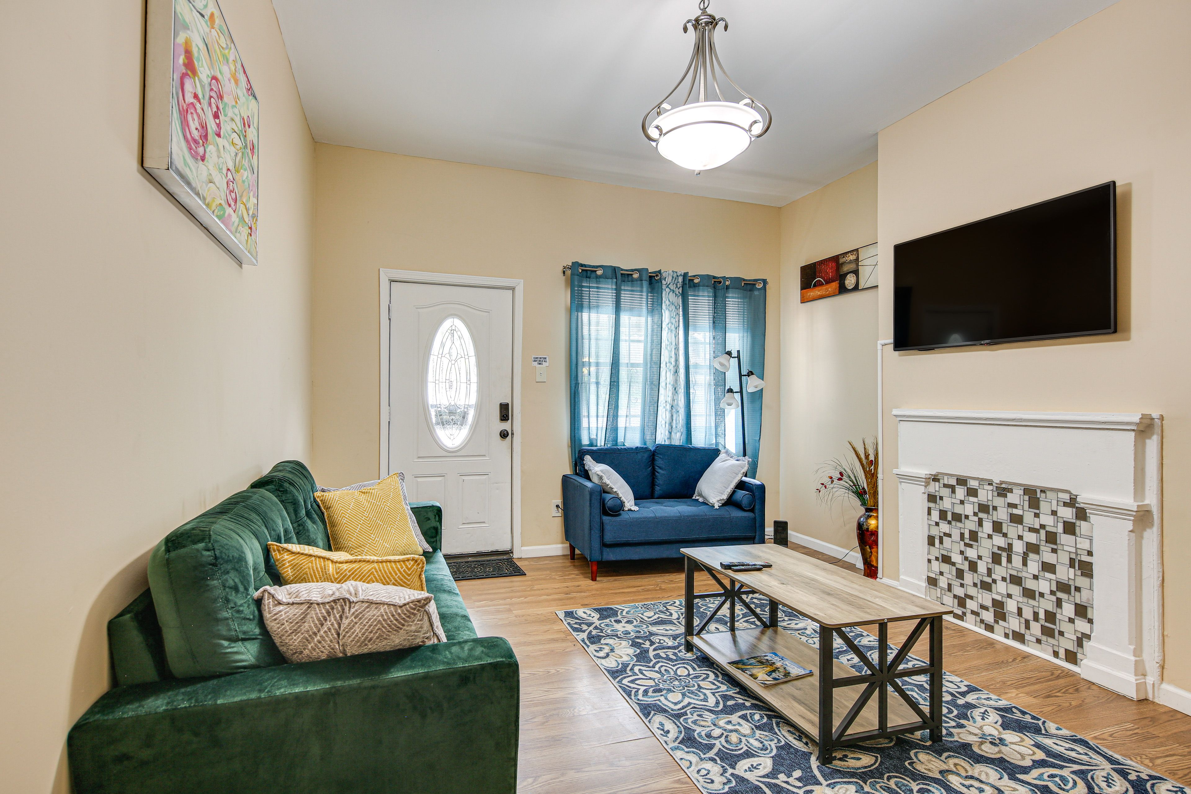 Pittsburgh Vacation Rental | 3BR | 1.5BA | Stairs Required | 900 Sq Ft