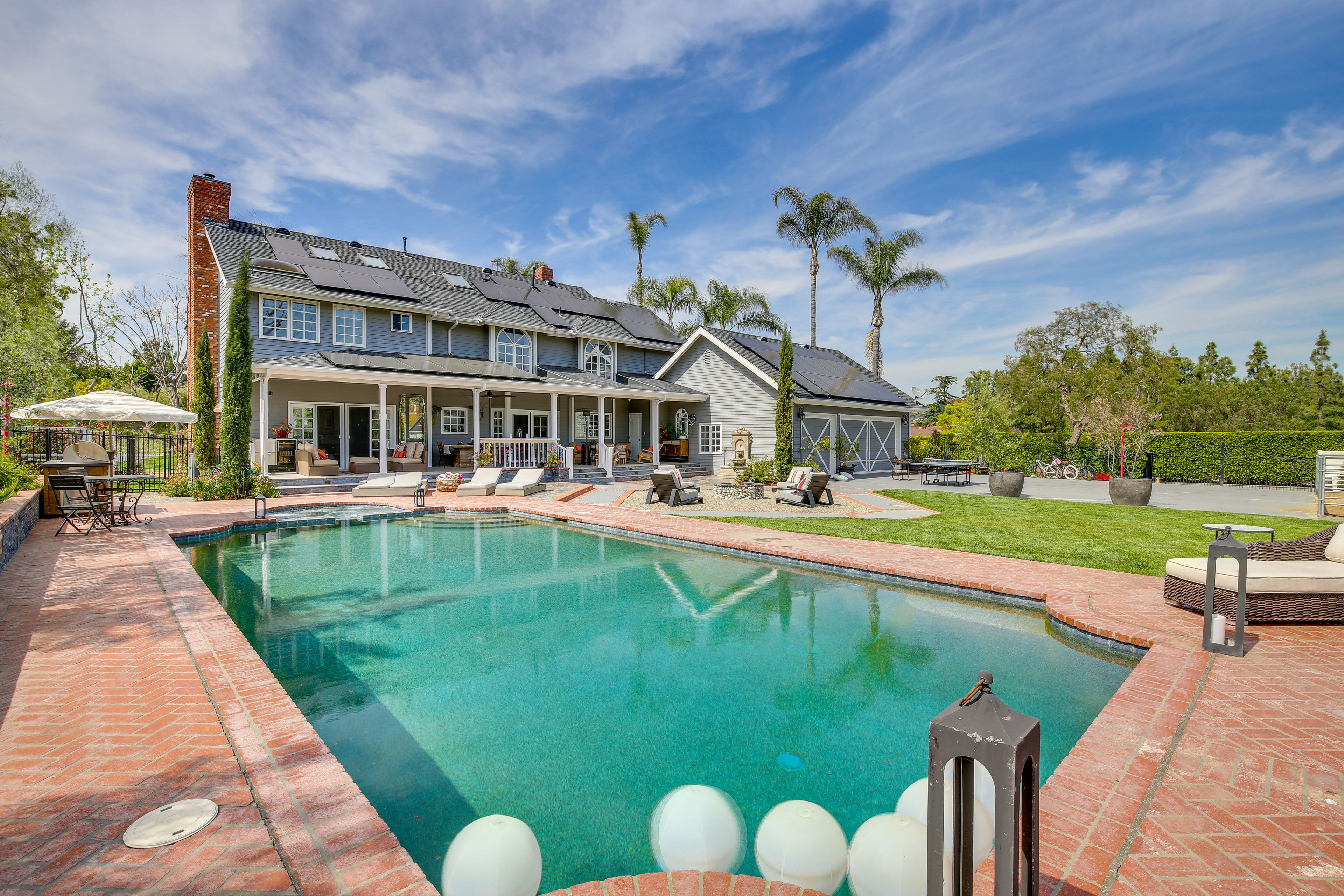 Pool | Hot Tub | Loungers
