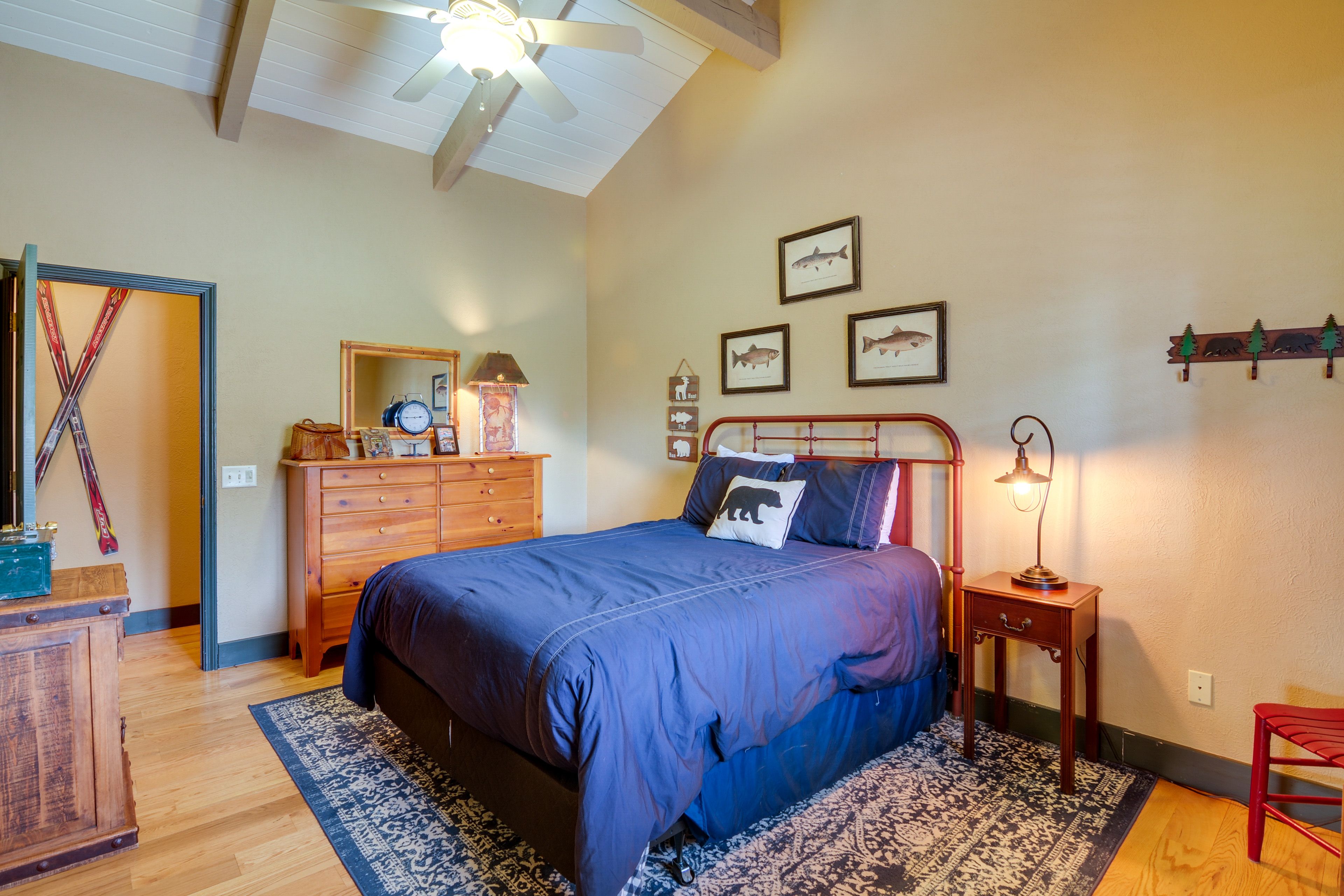 Bedroom 3 | Queen Bed
