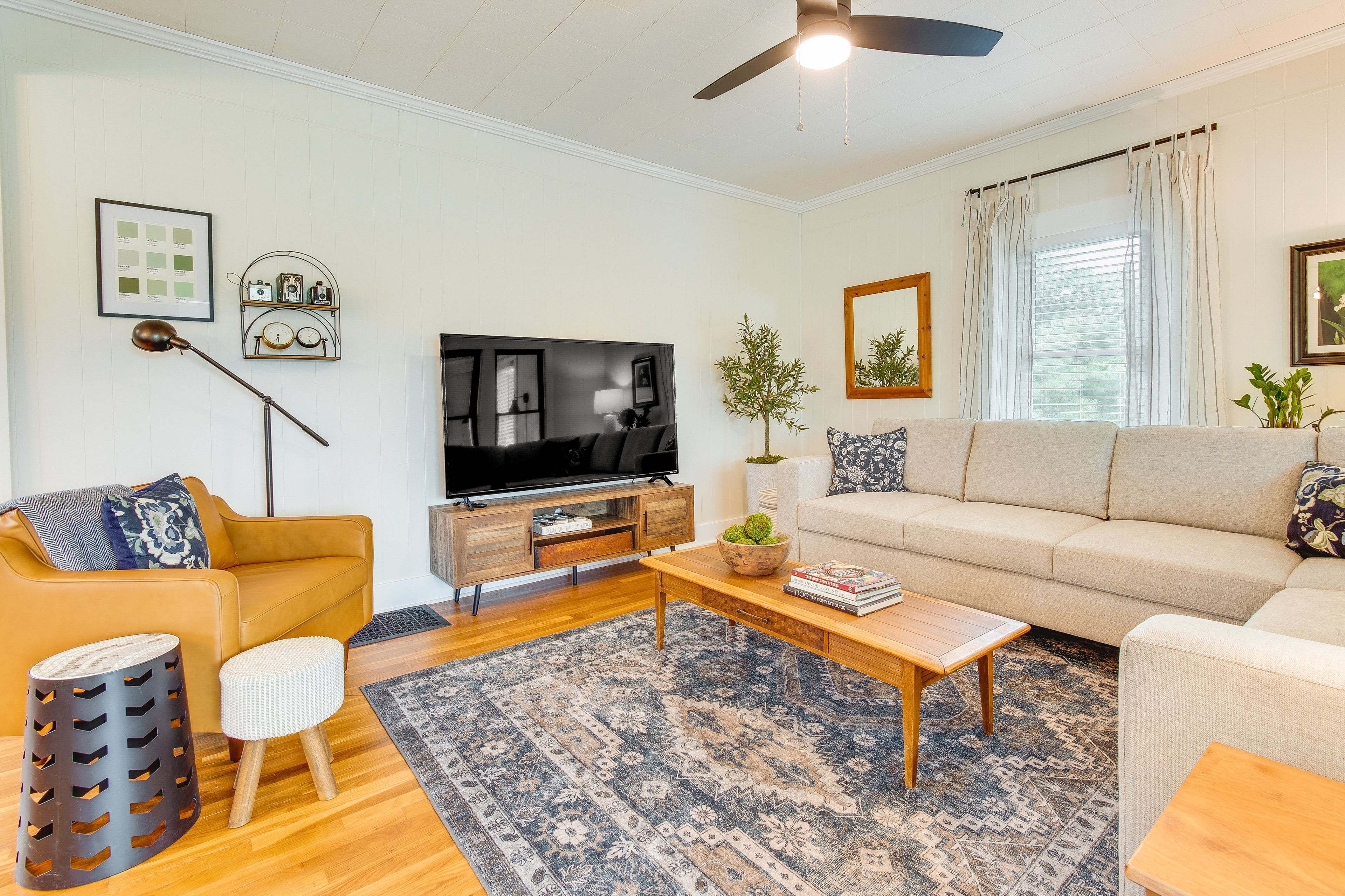 Living Room | Free WiFi | Central A/C | Washer/Dryer