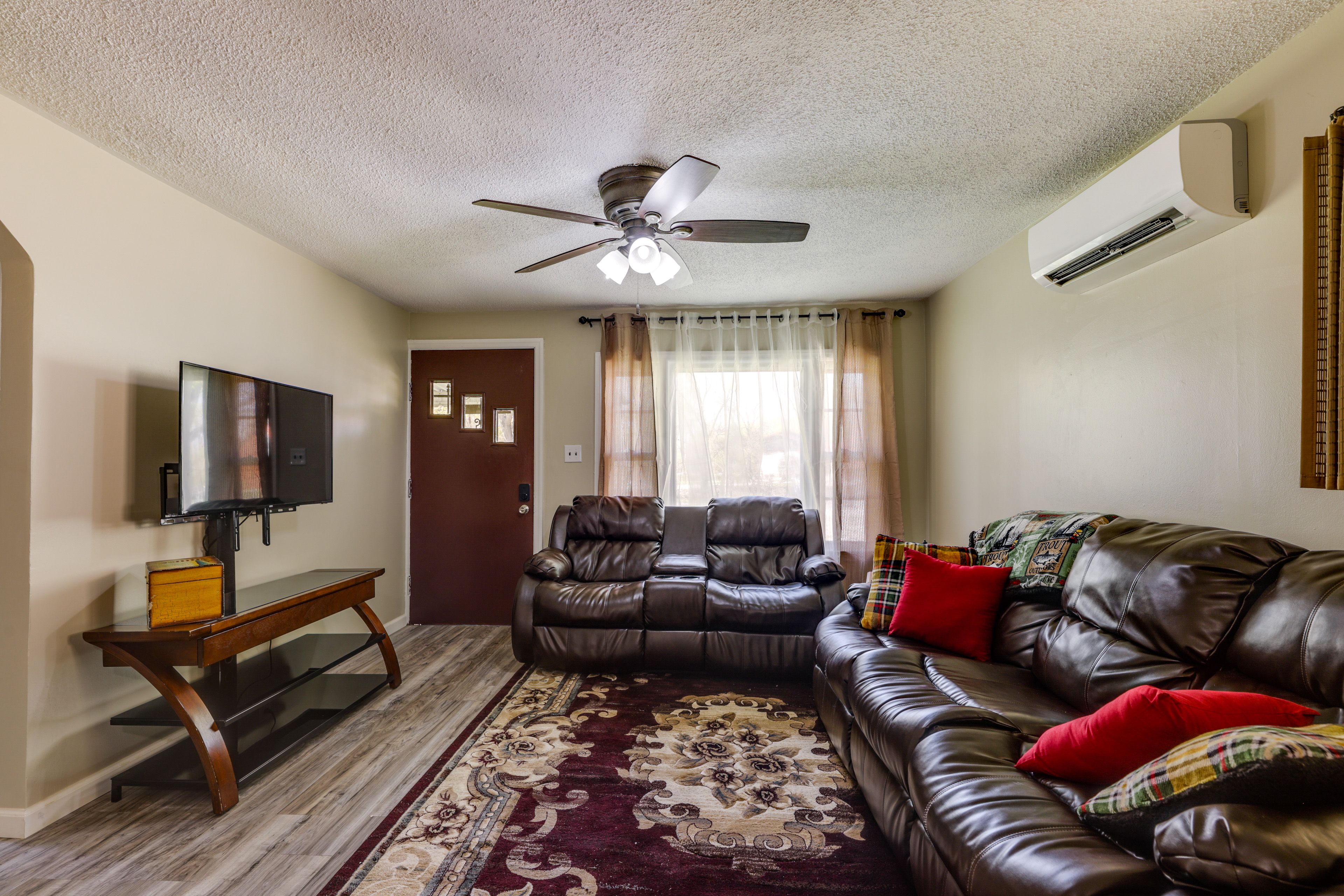 Living Room | Free WiFi | Smart TV | Central A/C