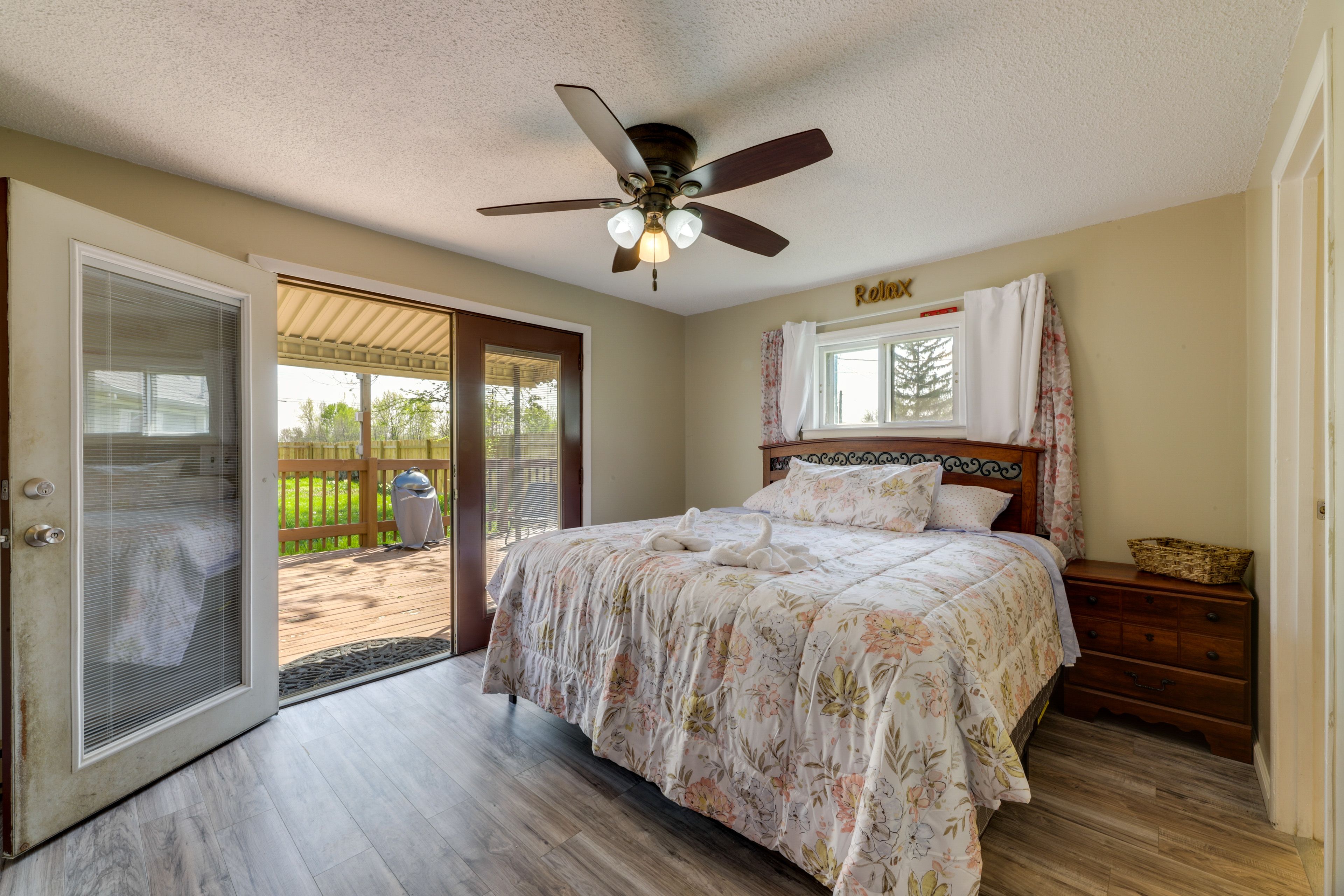 Bedroom 1 | Queen Bed | Memory Foam Mattress | En-Suite Bathroom